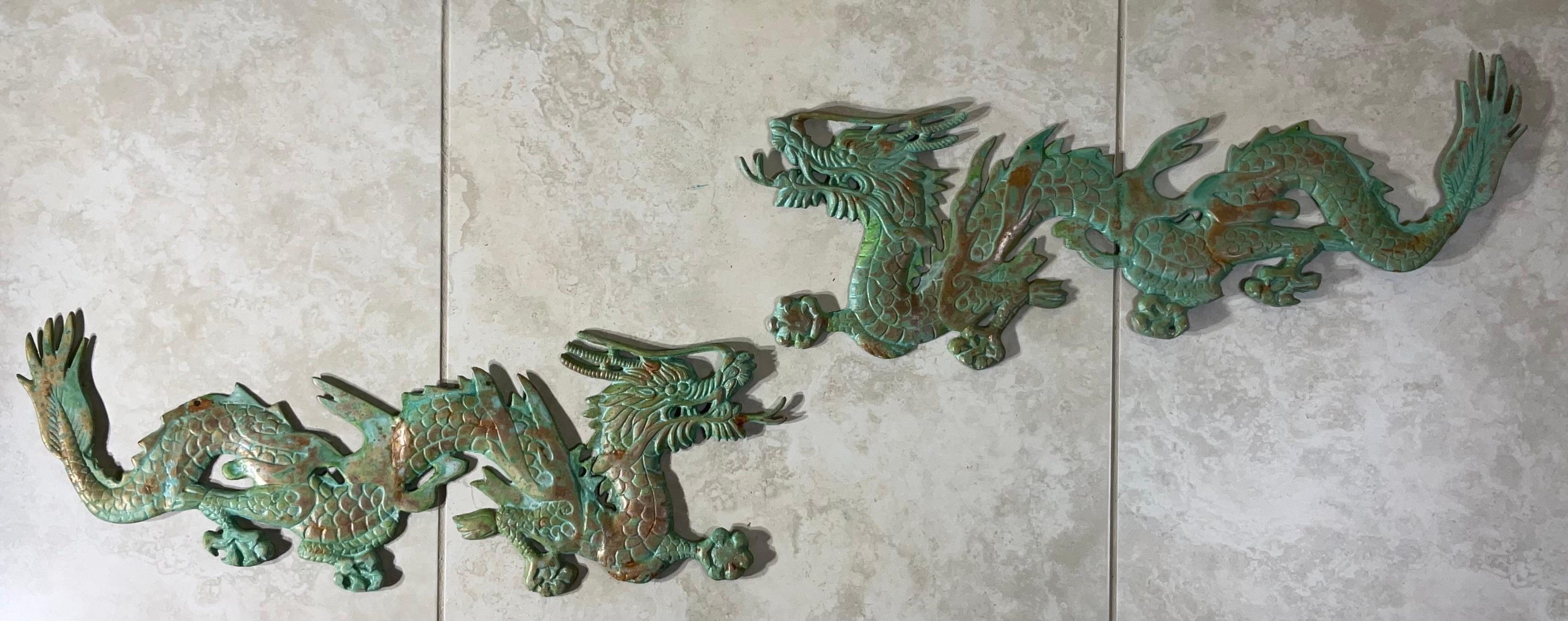 Paire de suspensions murales en laiton ornées d'un dragon chinois - détails complexes en vente 3