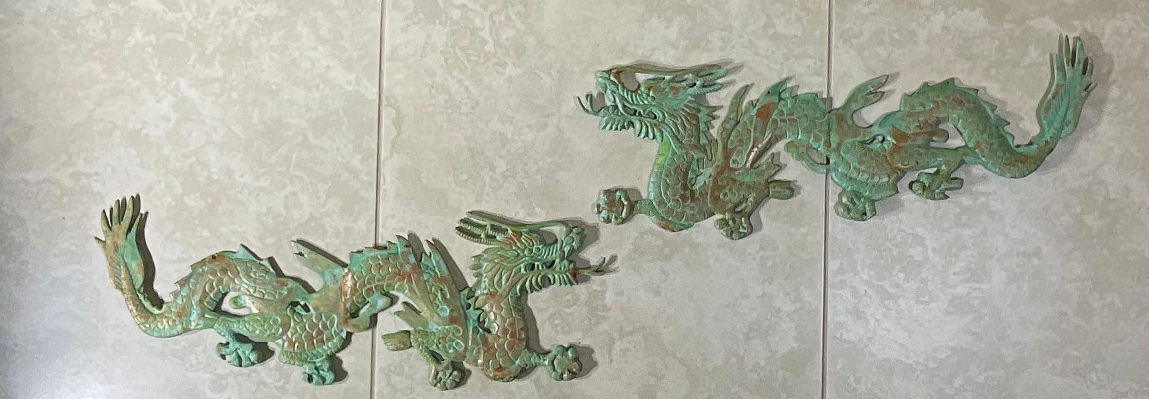 Paire de suspensions murales en laiton ornées d'un dragon chinois - détails complexes en vente 4