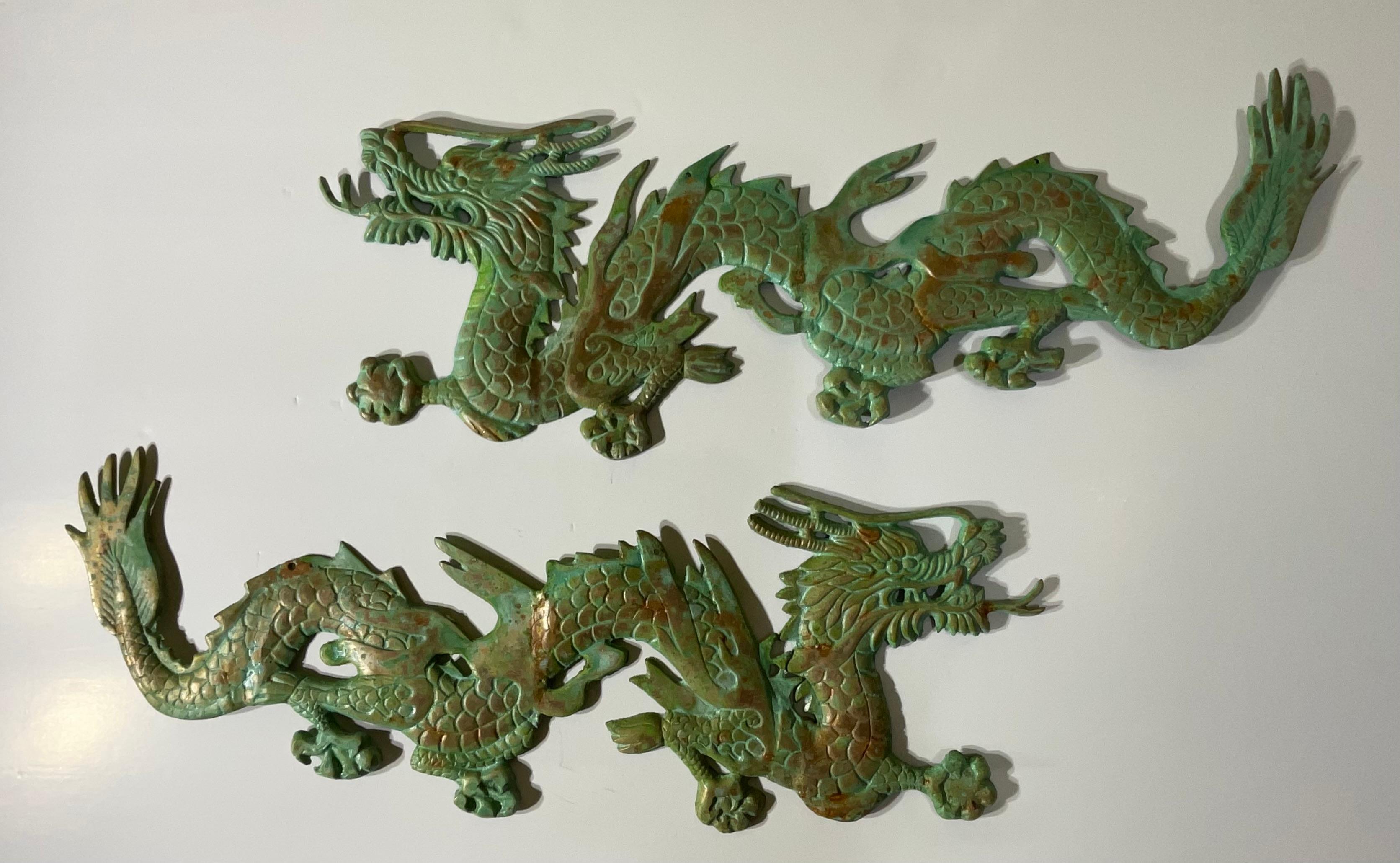 Paire de suspensions murales en laiton ornées d'un dragon chinois - détails complexes en vente 5