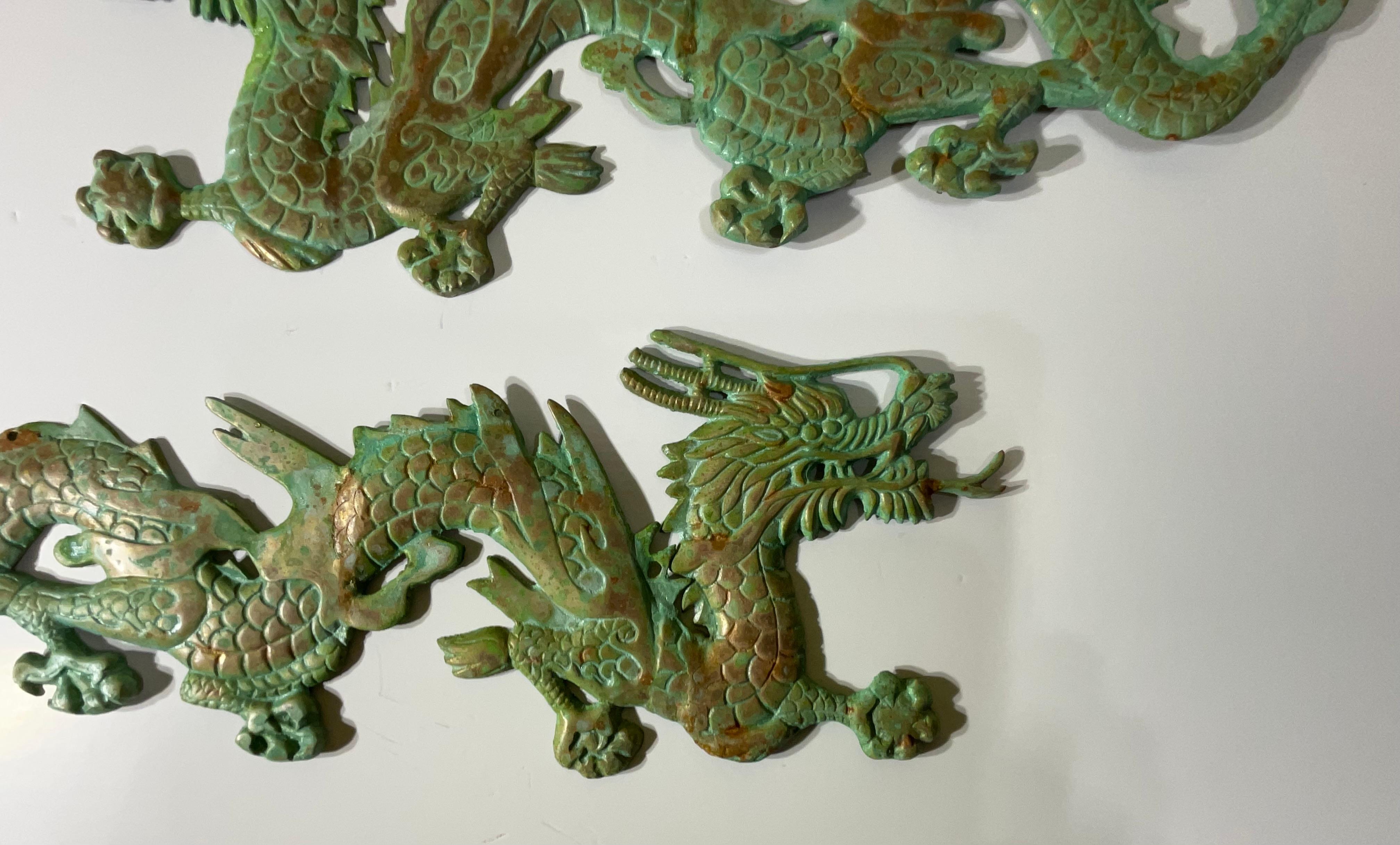 

Capturer le pouvoir Majestic de l'ancien symbolisme chinois
Ornez votre intérieur d'une touche d'élégance intemporelle et de symbolisme puissant avec cette superbe paire de suspensions murales de dragons chinois en laiton vintage. Ces dragons aux