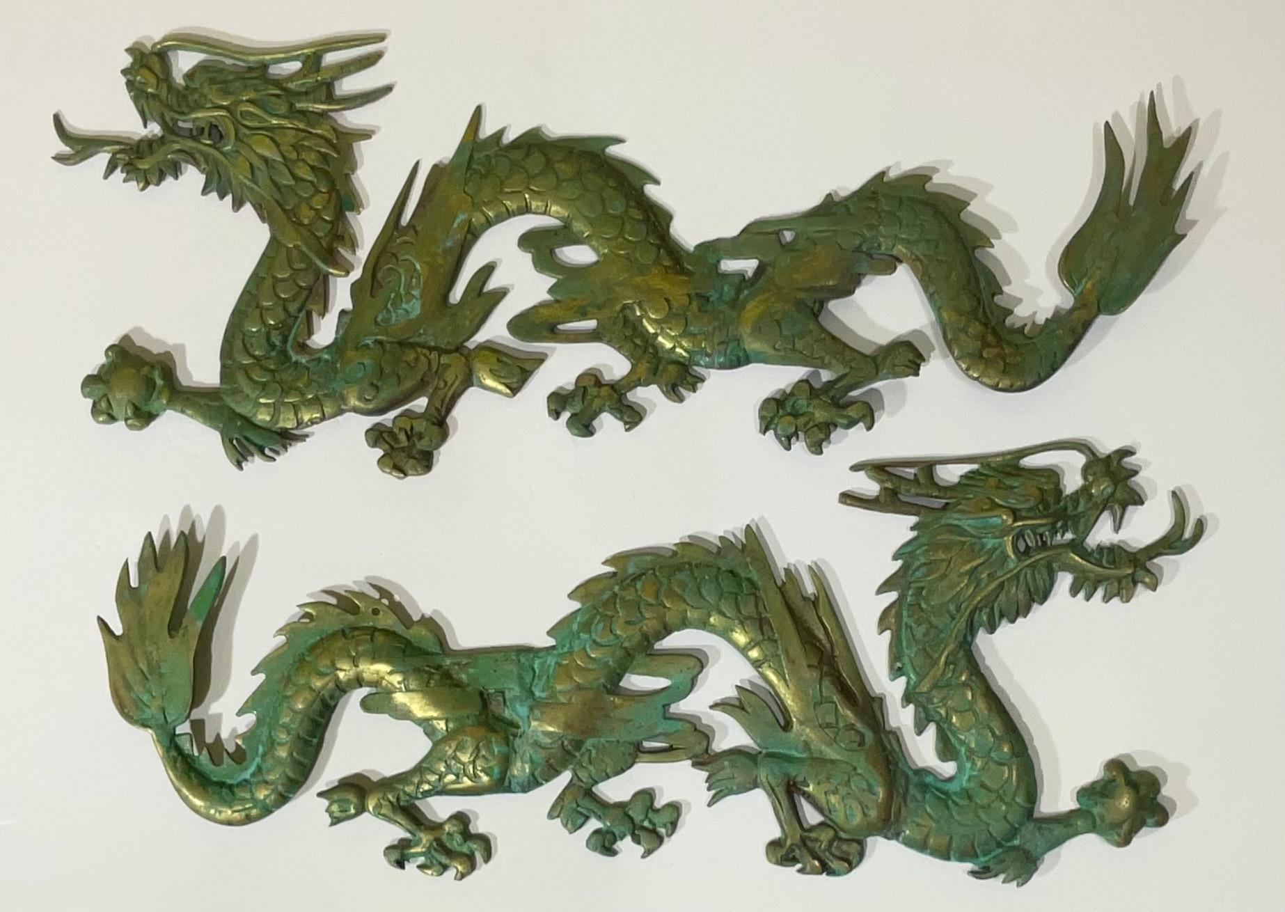 

Capta el Majestuoso Poder del Antiguo Simbolismo Chino
Adorna tu casa con un toque de elegancia atemporal y poderoso simbolismo con este impresionante par de colgantes de pared de dragón chino de latón vintage. Estos dragones intrincadamente