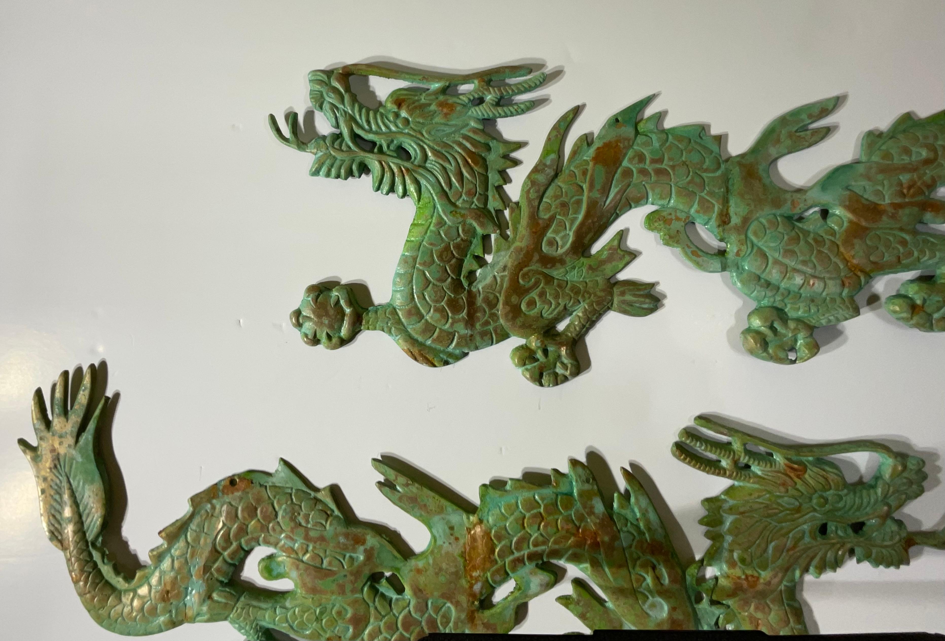 Chinois Paire de suspensions murales en laiton ornées d'un dragon chinois - détails complexes en vente