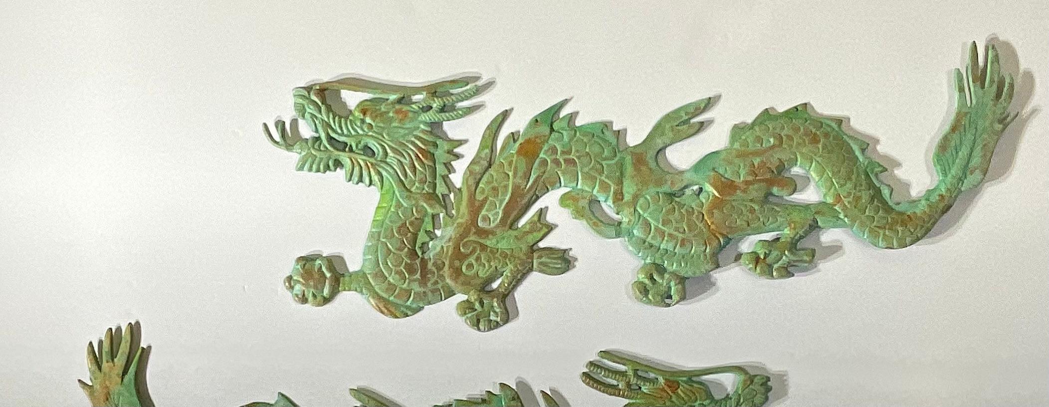 Fait main Paire de suspensions murales en laiton ornées d'un dragon chinois - détails complexes en vente