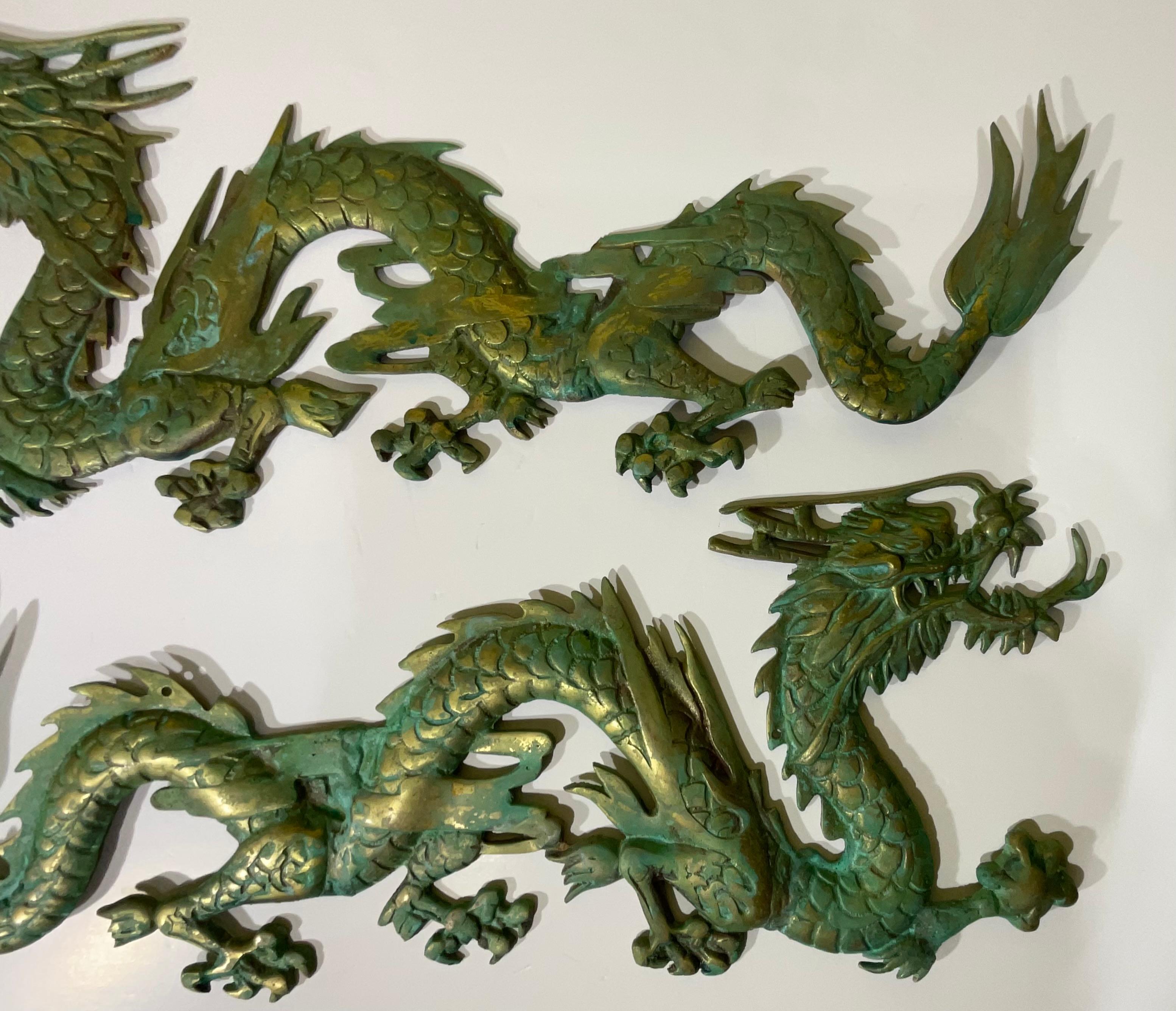 Par vintage de colgantes de latón adornados con dragones chinos - Detalles intrincados Hecho a mano
