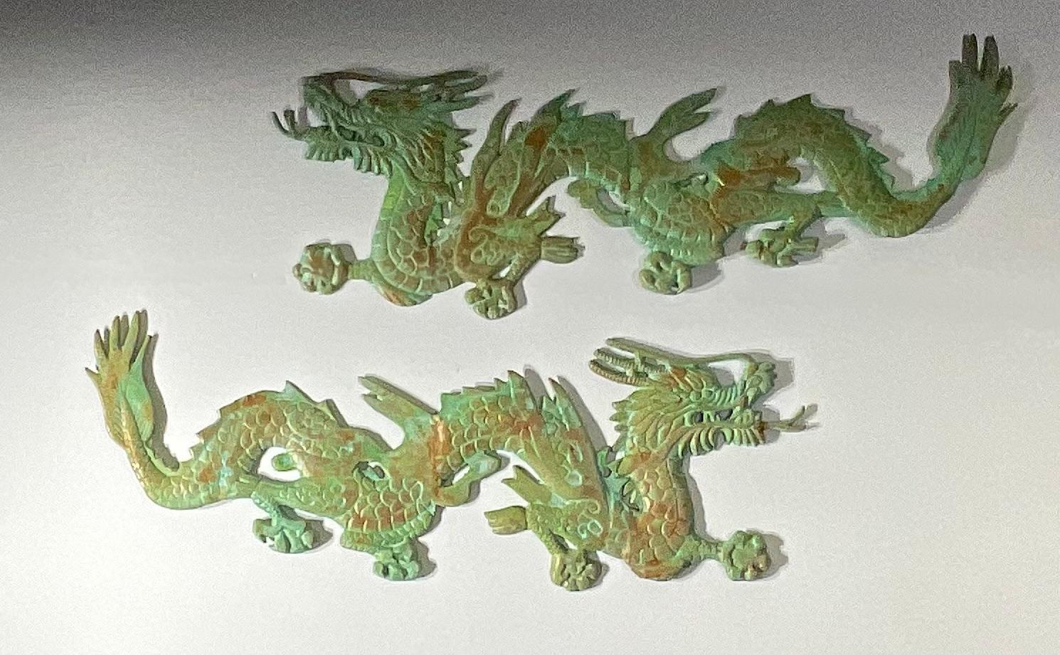 Paire de suspensions murales en laiton ornées d'un dragon chinois - détails complexes Bon état - En vente à Delray Beach, FL