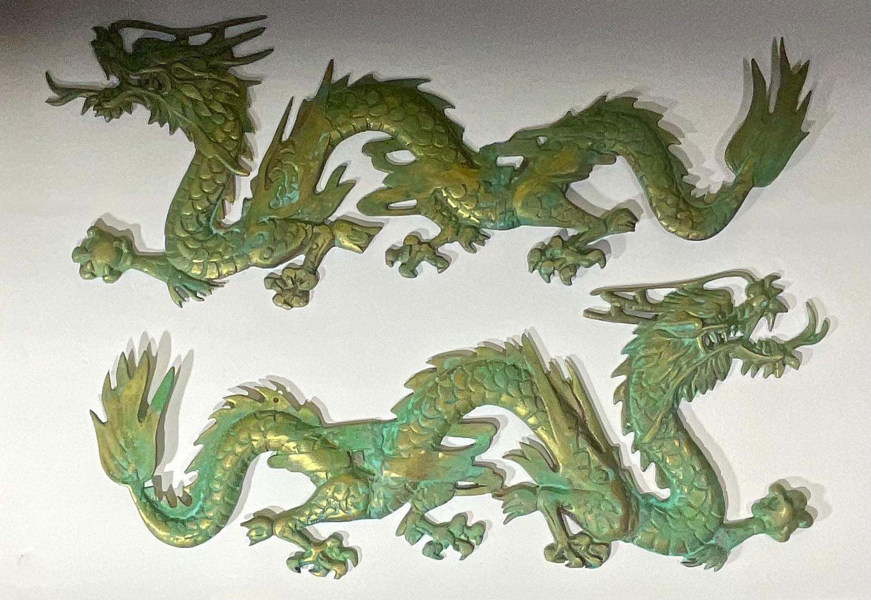 Par vintage de colgantes de latón adornados con dragones chinos - Detalles intrincados en Bueno Estado en Delray Beach, FL