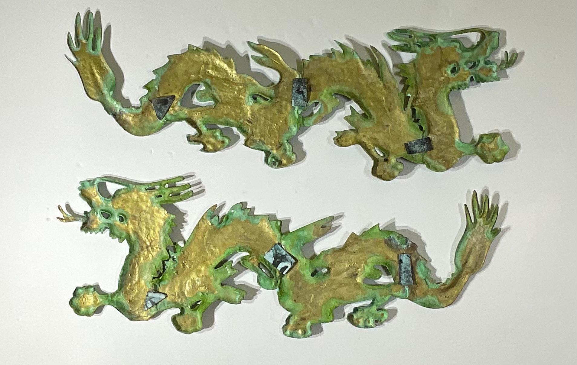 20ième siècle Paire de suspensions murales en laiton ornées d'un dragon chinois - détails complexes en vente