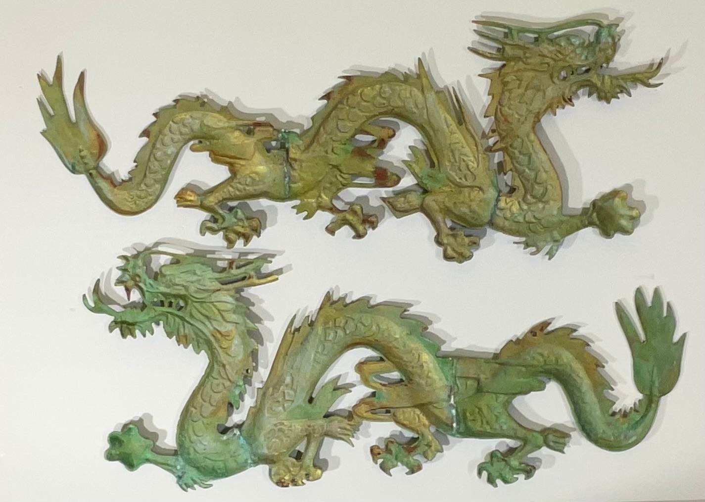 Par vintage de colgantes de latón adornados con dragones chinos - Detalles intrincados siglo XX