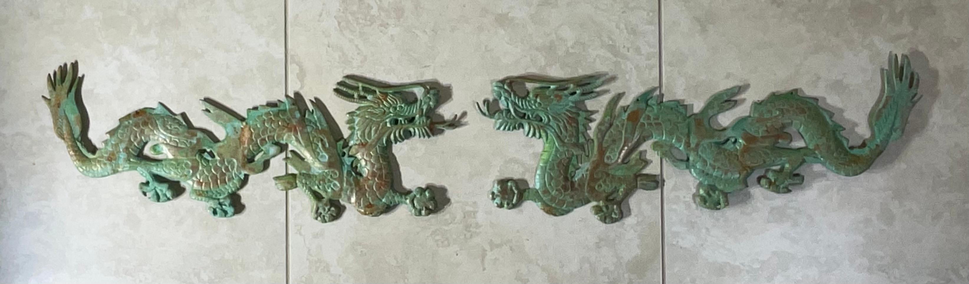 Laiton Paire de suspensions murales en laiton ornées d'un dragon chinois - détails complexes en vente