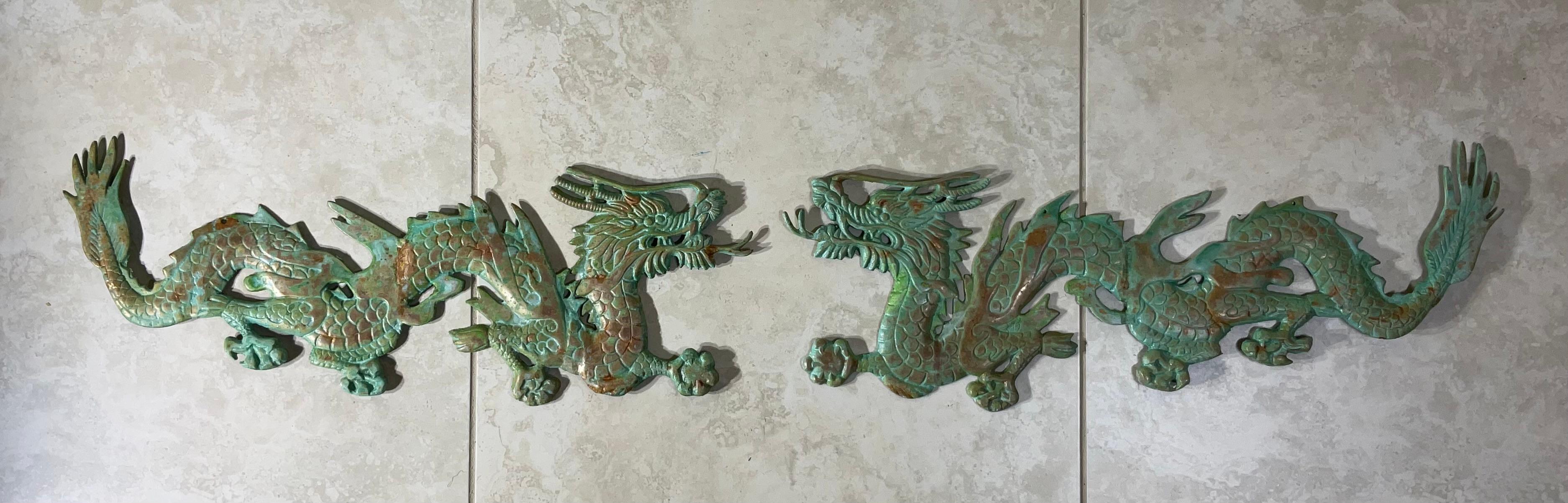 Paire de suspensions murales en laiton ornées d'un dragon chinois - détails complexes en vente 1