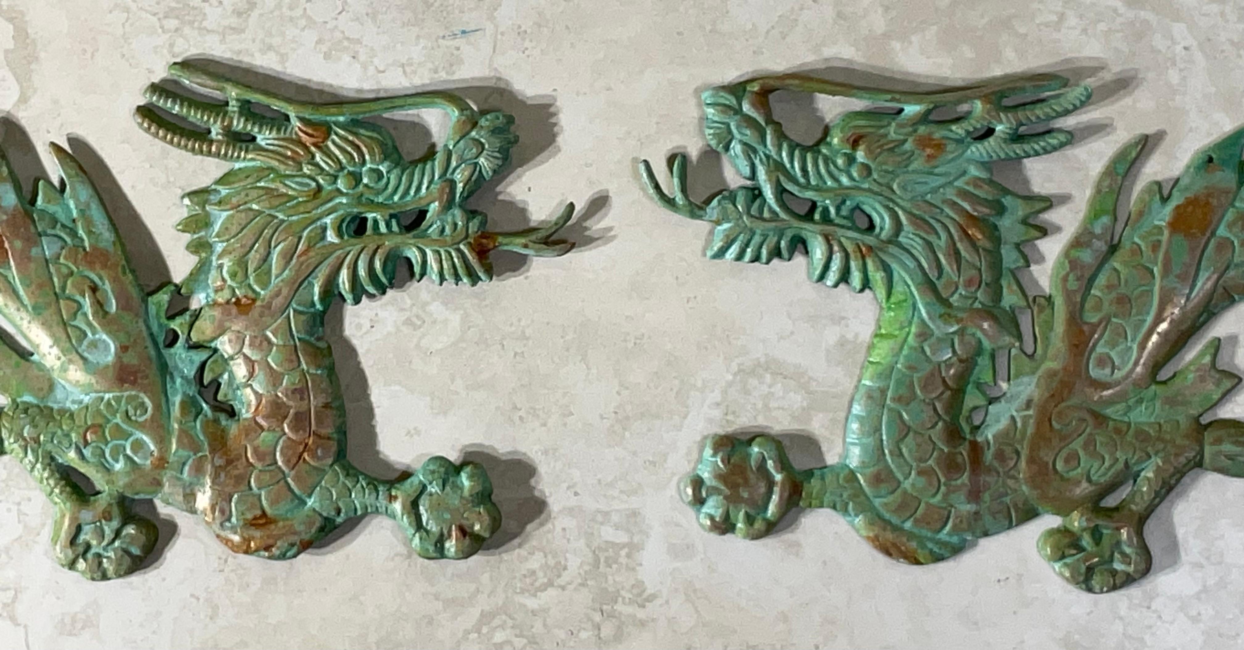Paire de suspensions murales en laiton ornées d'un dragon chinois - détails complexes en vente 2