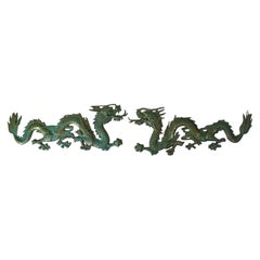 Paar verschnörkelte chinesische Vintage-Wandbehangsständer mit Drachen aus Messing – aufwändiges Detail