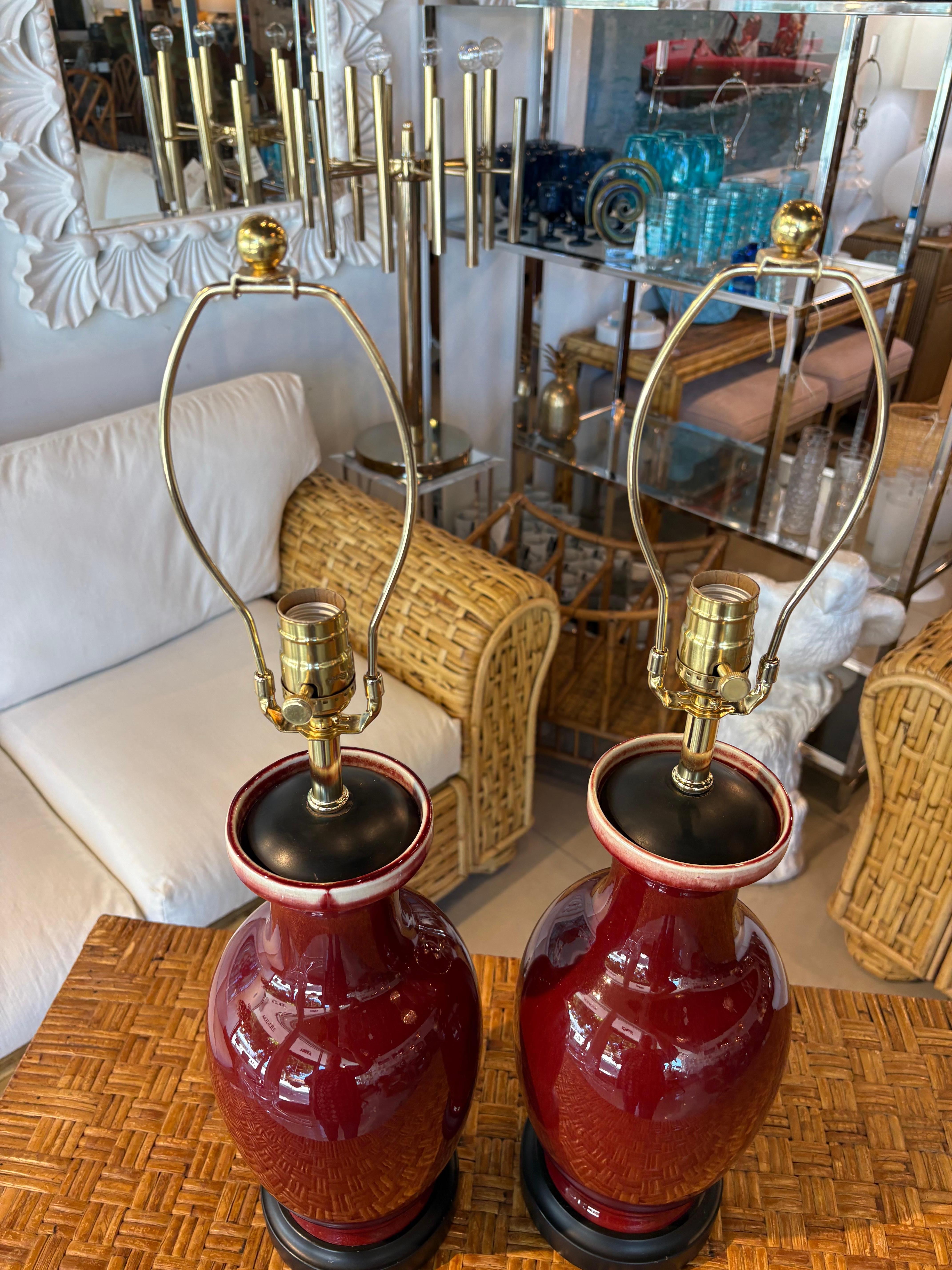 Vintage Pair of Oxblood Red Flambe Chinoiserie Tischlampen Newly Wired im Angebot 4