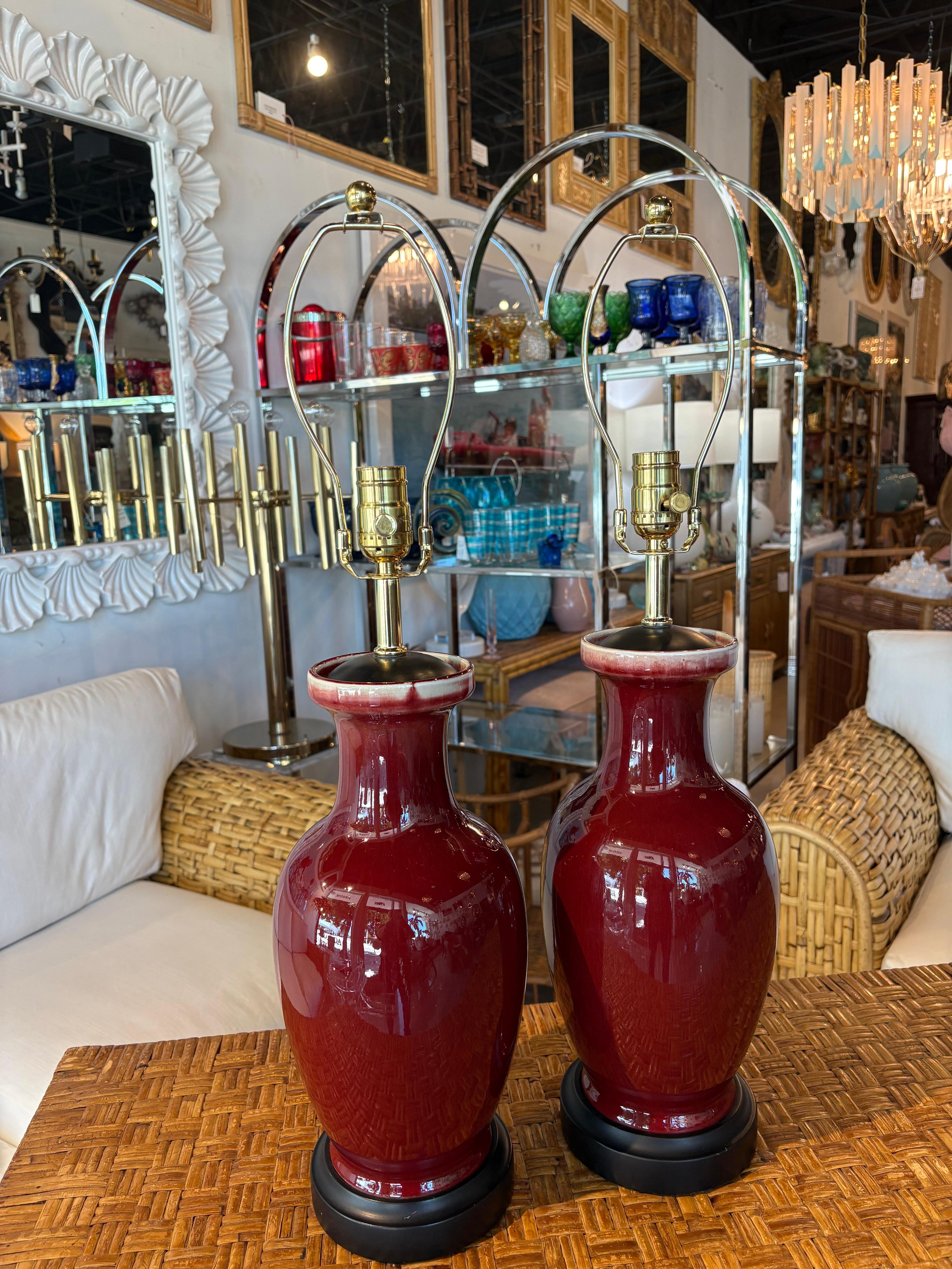 Vintage Pair of Oxblood Red Flambe Chinoiserie Tischlampen Newly Wired im Angebot 5