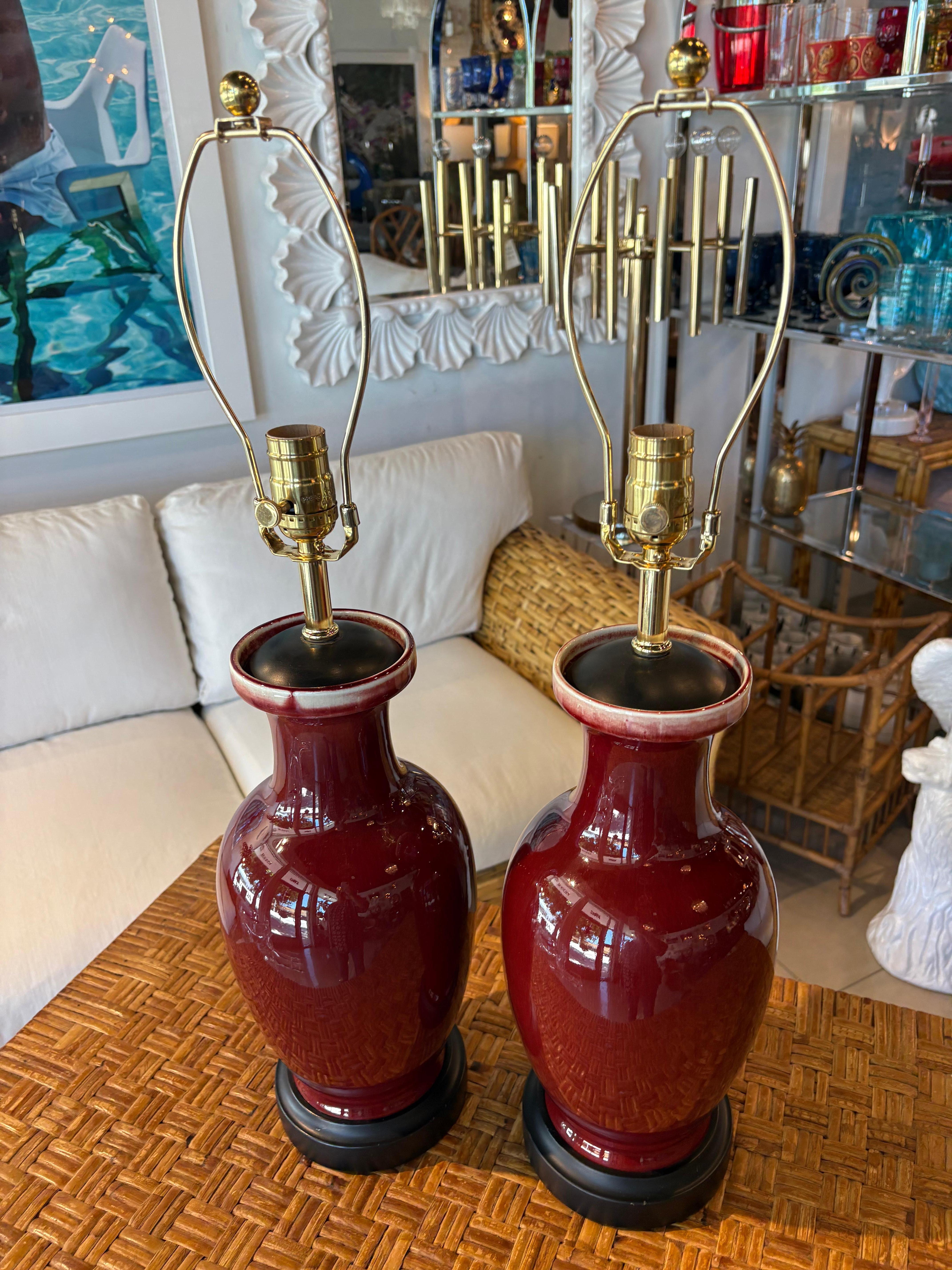Vintage Pair of Oxblood Red Flambe Chinoiserie Tischlampen Newly Wired im Angebot 8