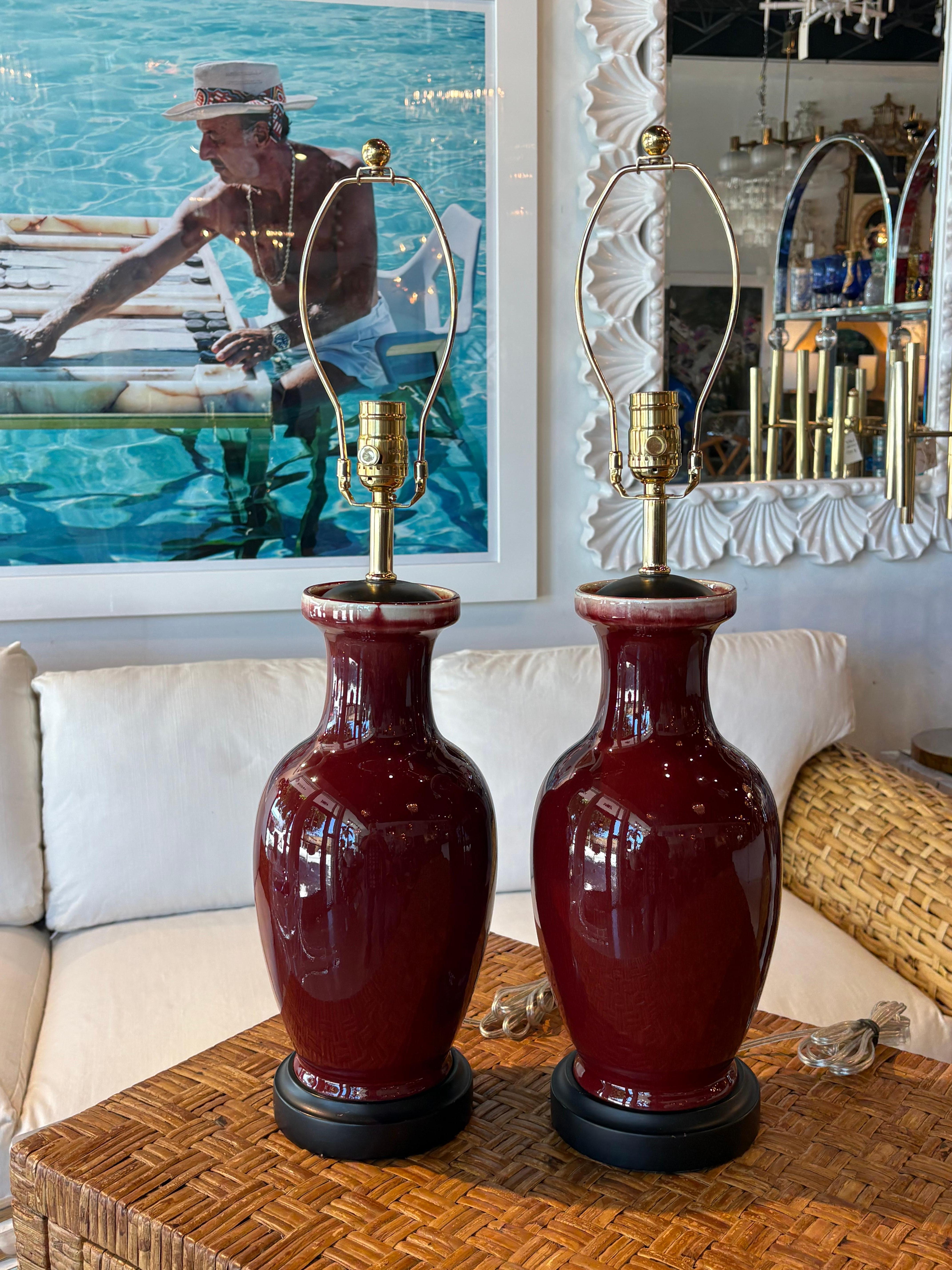 Vintage Pair of Oxblood Red Flambe Chinoiserie Tischlampen Newly Wired im Angebot 11