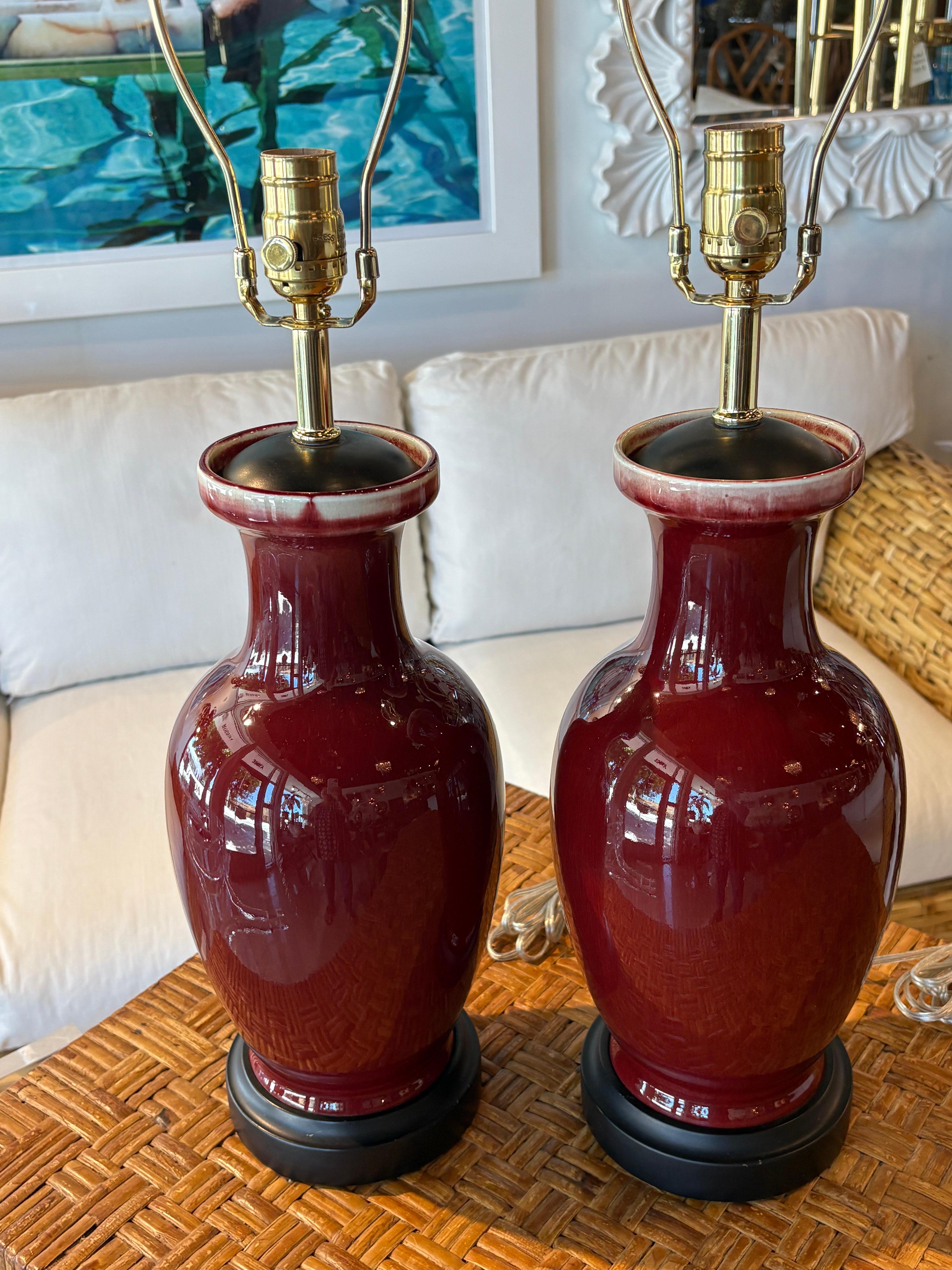 Vintage Pair of Oxblood Red Flambe Chinoiserie Tischlampen Newly Wired im Angebot 12