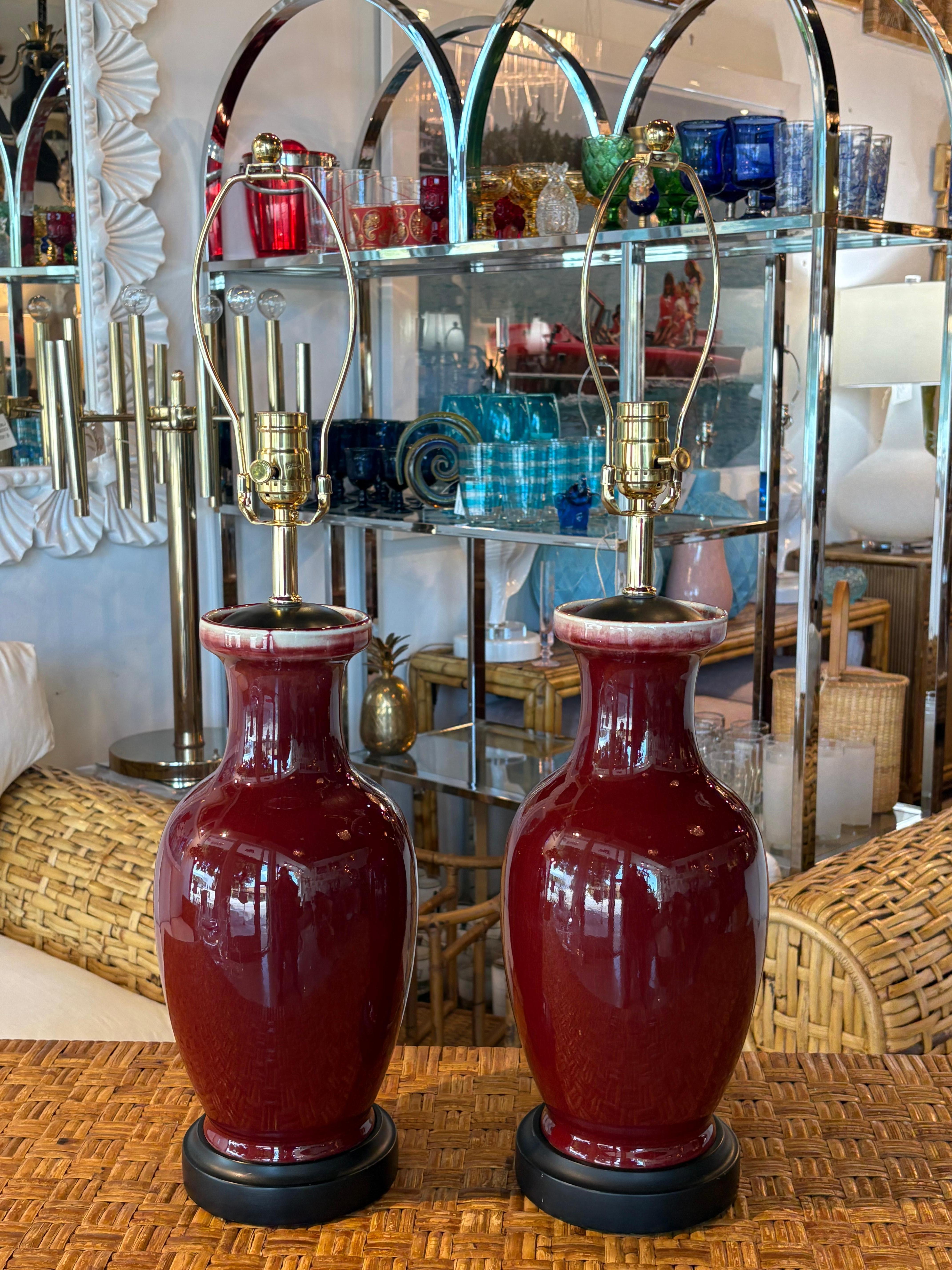 Schönes Paar Vintage San de Boeuf Oxblood Flambe Porzellan Tischlampen. Keine Chips oder Brüche. Neu verkabelt, durchsichtiges Kabel, neue Messingbeschläge, 3-Wege-Steckdosen. Abmessungen: 26 H bis zur Oberseite des Kreuzblatts x 20 H bis zur