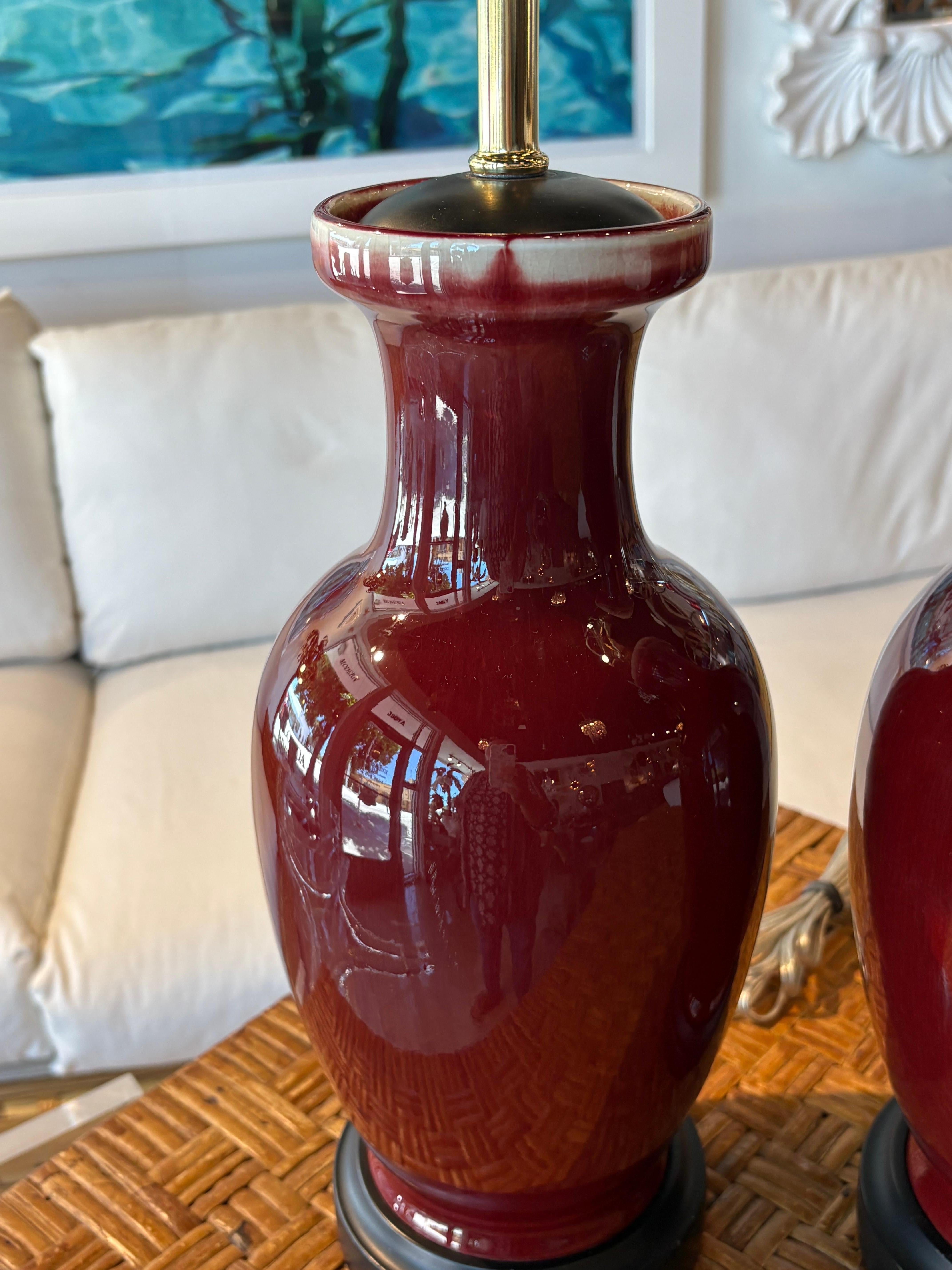 Vintage Pair of Oxblood Red Flambe Chinoiserie Tischlampen Newly Wired im Angebot 14