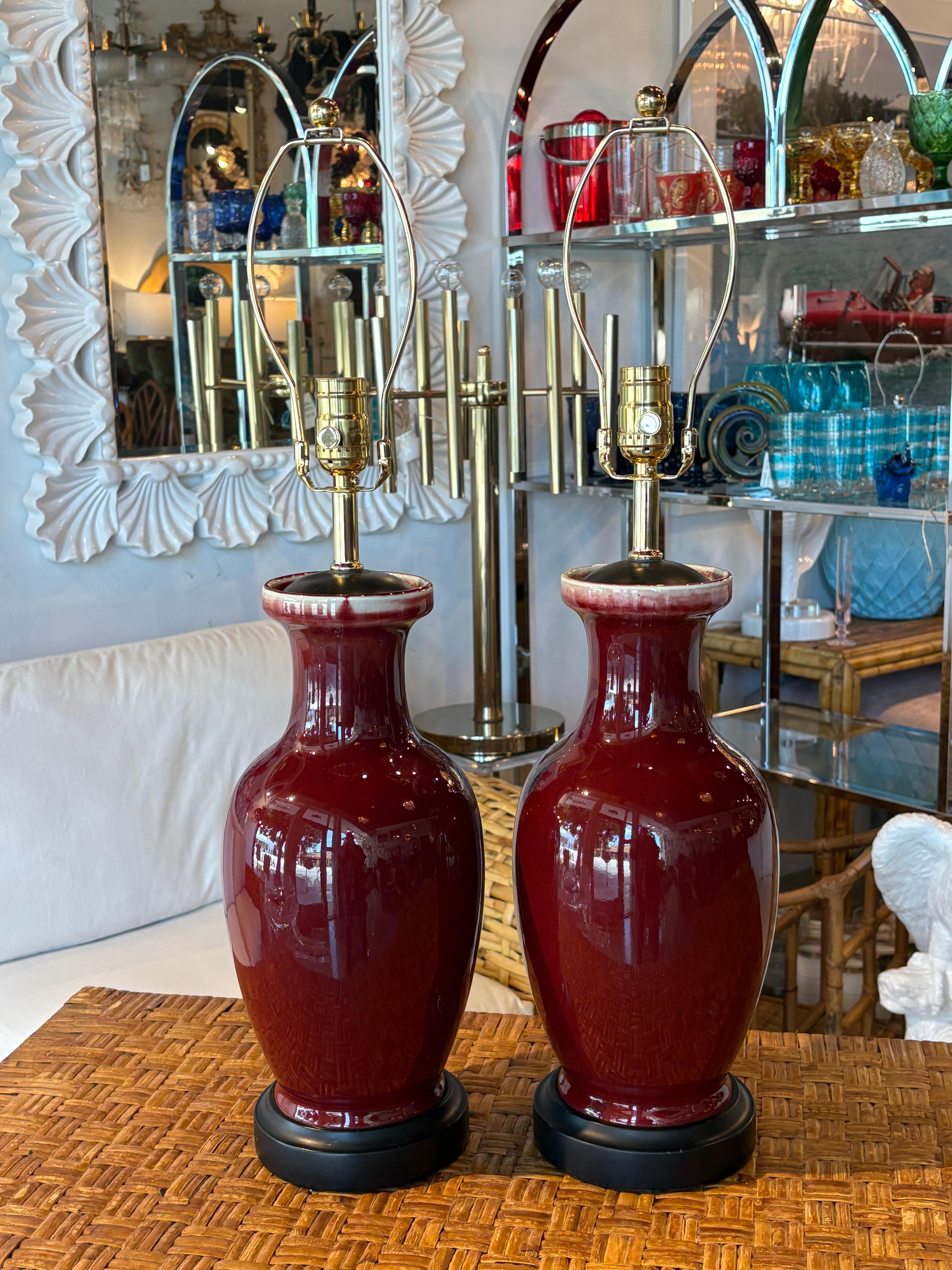 Vintage Pair of Oxblood Red Flambe Chinoiserie Tischlampen Newly Wired (Chinesisch) im Angebot