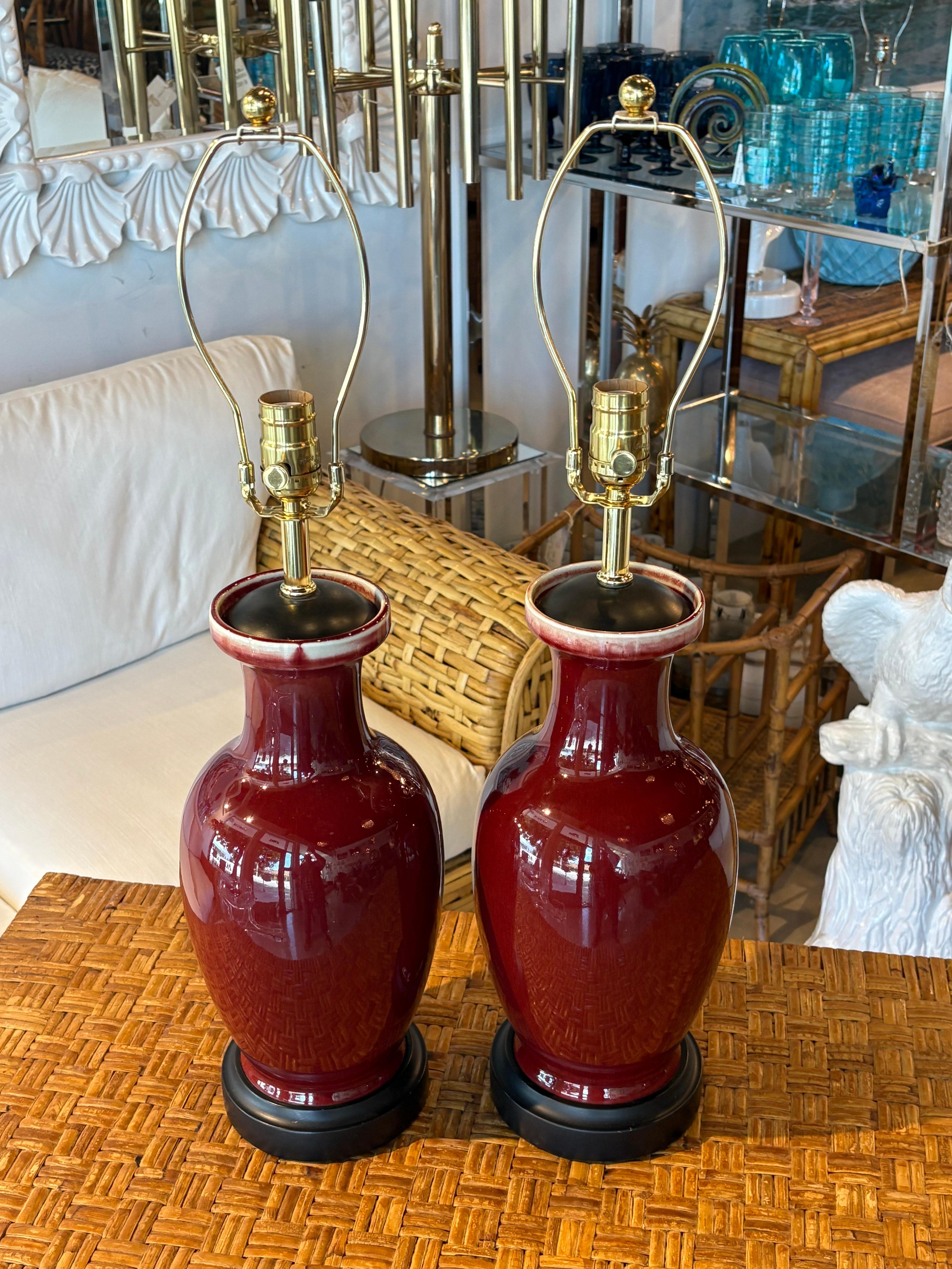 Vintage Pair of Oxblood Red Flambe Chinoiserie Tischlampen Newly Wired im Zustand „Gut“ im Angebot in West Palm Beach, FL