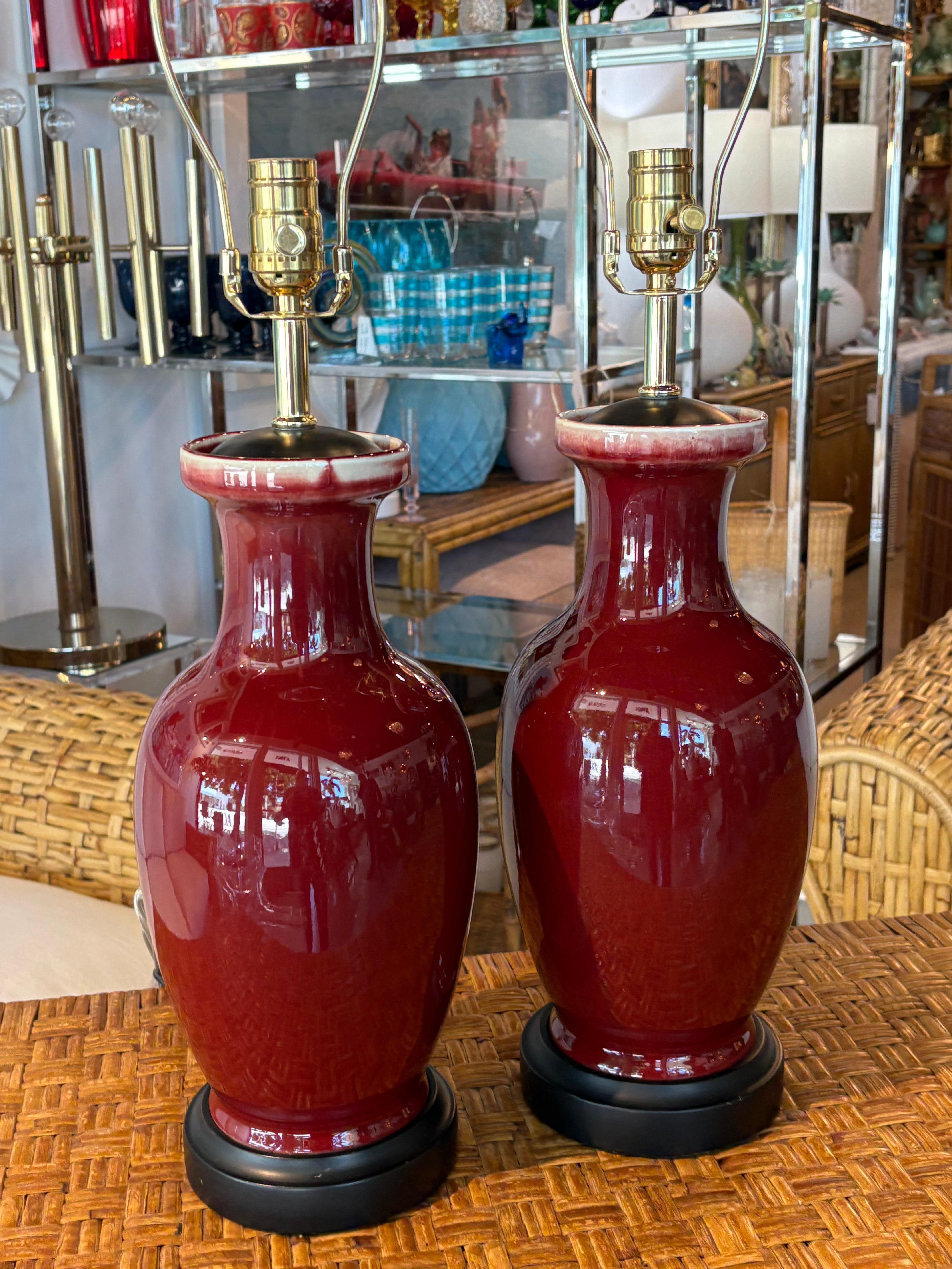 Vintage Pair of Oxblood Red Flambe Chinoiserie Tischlampen Newly Wired im Angebot 2