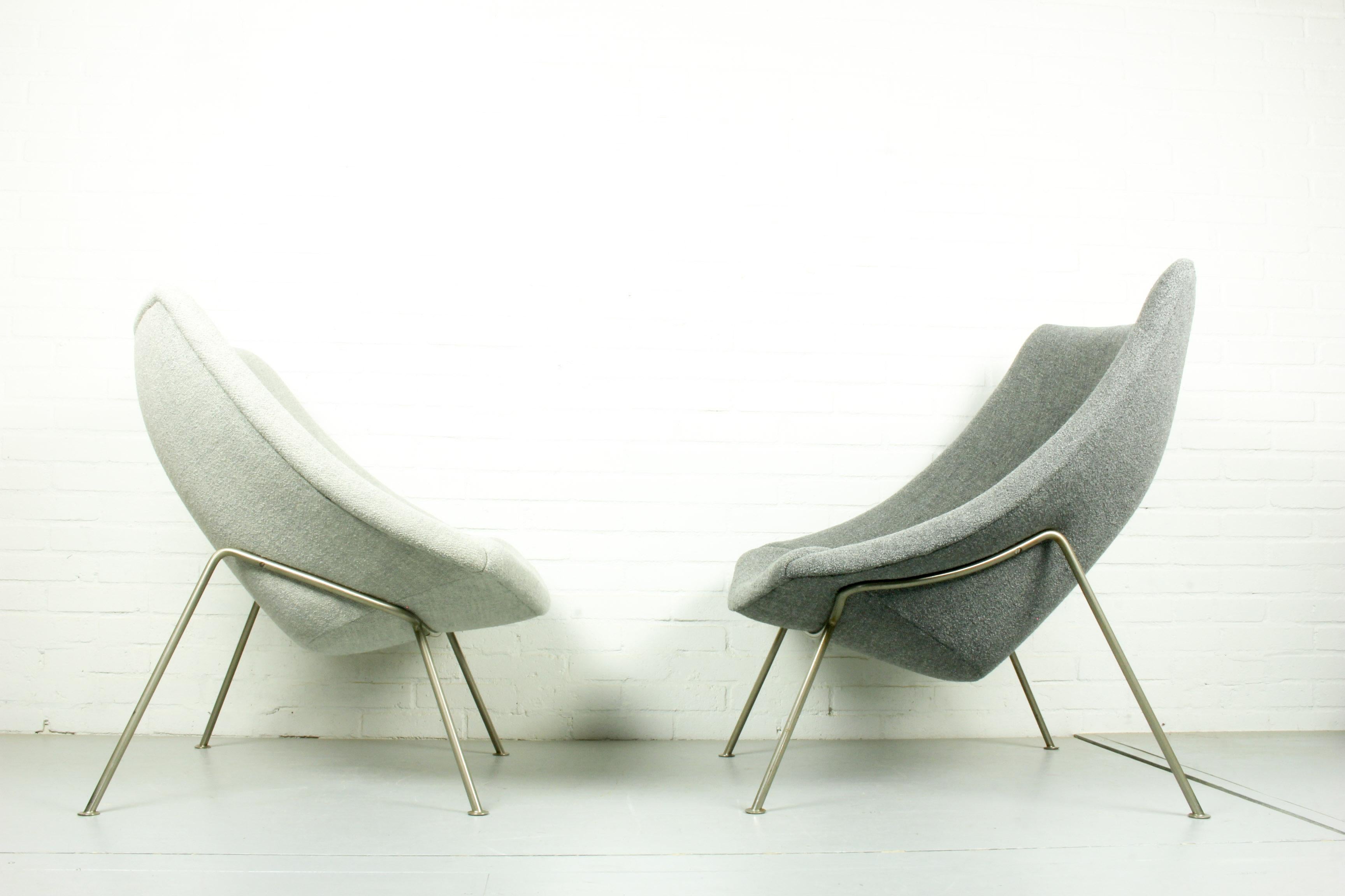 Model Oyster lounge chairs by Pierre Paulin for Artifort, Netherlands, shell covered with foam and upholstered in a beautiful Kvadrat fabric (Outback). Base made of nickel-plated steel rods. Dimensions mid grey big oyster: 88 cm H, 90cm W, 80cm D.