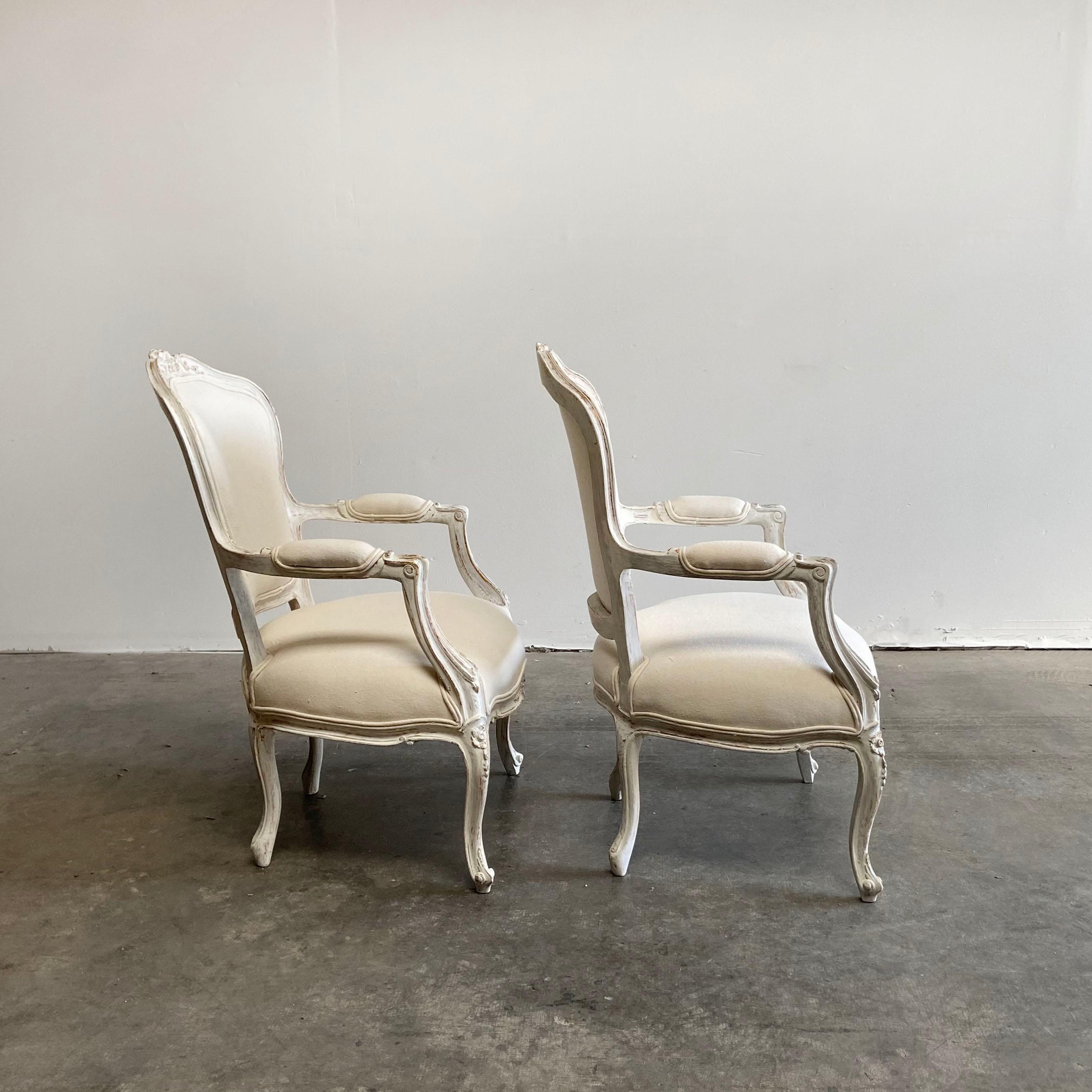 Paar bemalte und gepolsterte offene Vintage-Sessel im Louis-XV-Stil, Vintage (20. Jahrhundert)
