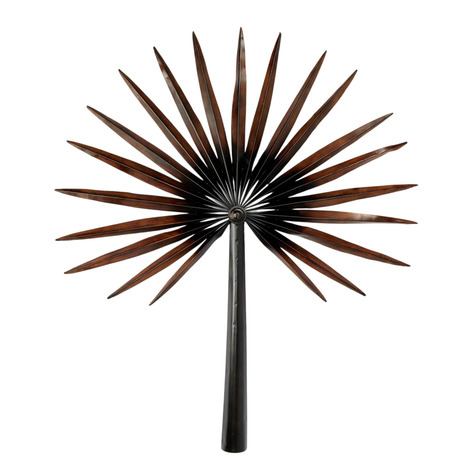Schickes Paar Wandornamente oder Skulpturen aus der Mitte des Jahrhunderts, die aus Metall in Form von Palmwedeln gefertigt sind und mit einer üppigen, bronzefarbenen Lackierung versehen sind.

Links: H: 42,5 B: 36 T: 1
Rechts: H: 36 B: 30,5 T: 1