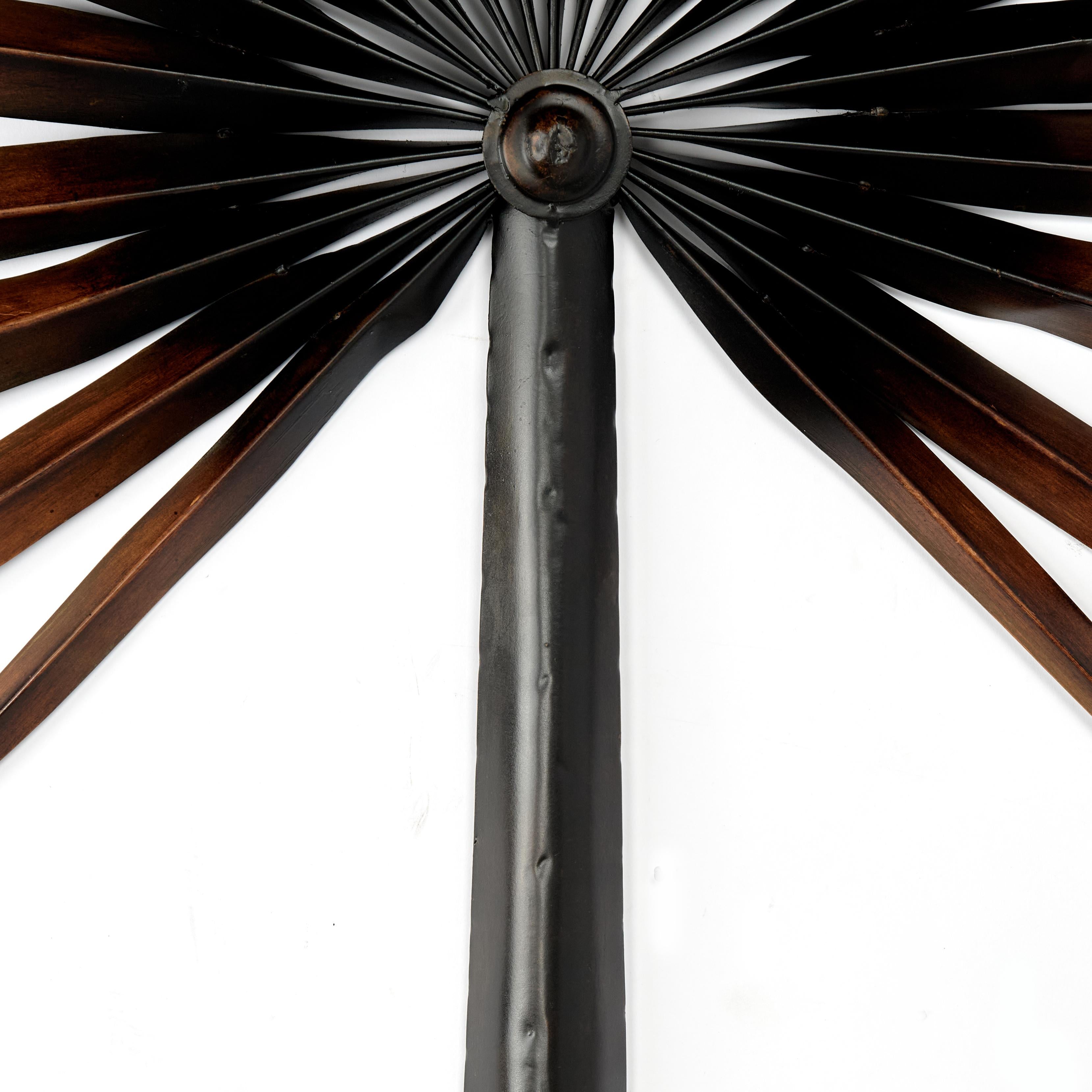 Vintage Pair of Painted Metal Palm Frond Wall Ornaments (20. Jahrhundert) im Angebot