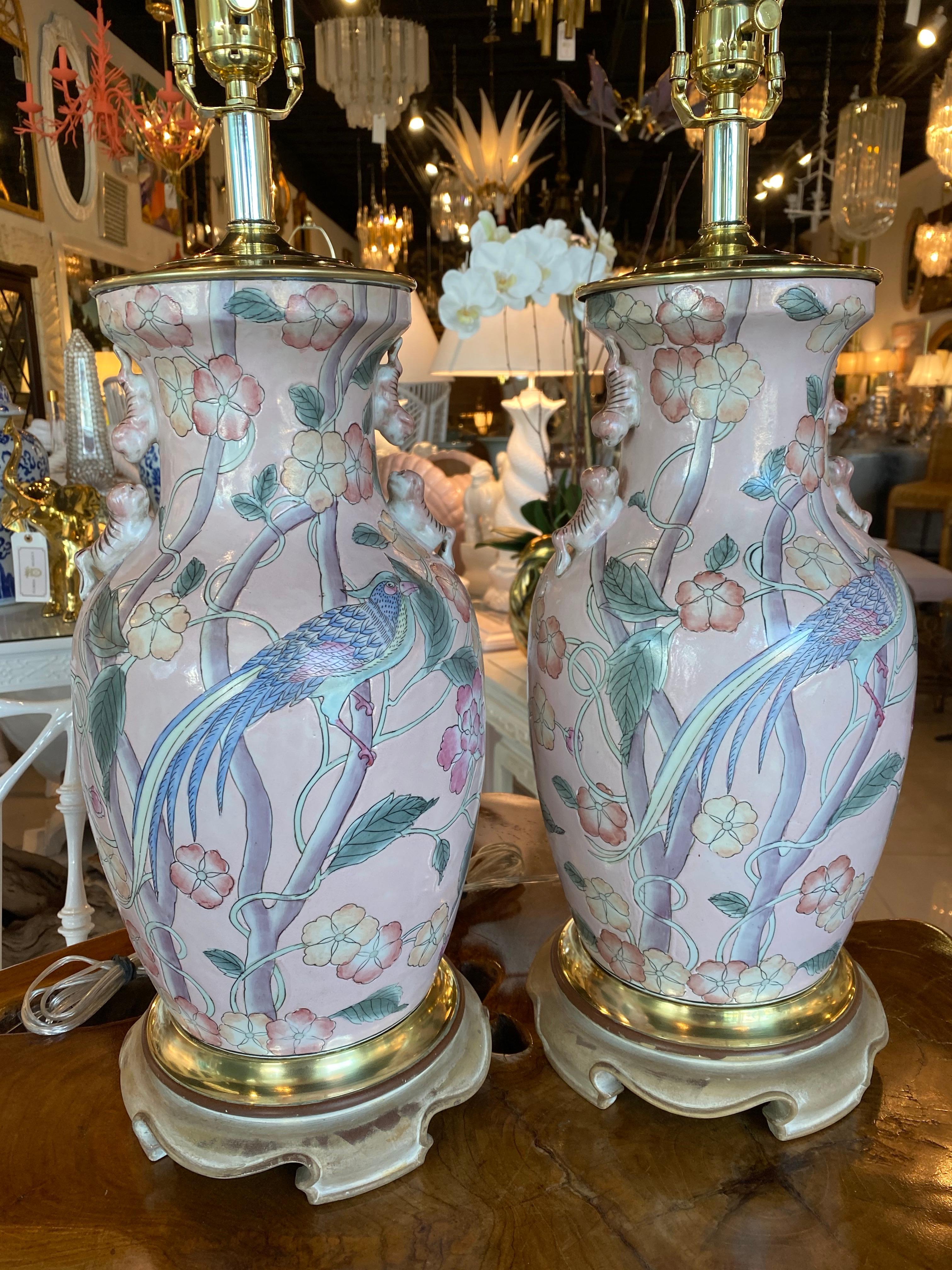 Paire de lampes de bureau vintage en forme de jarre à fleurs d'oiseau rose pâle de style chinoiseries en vente 3