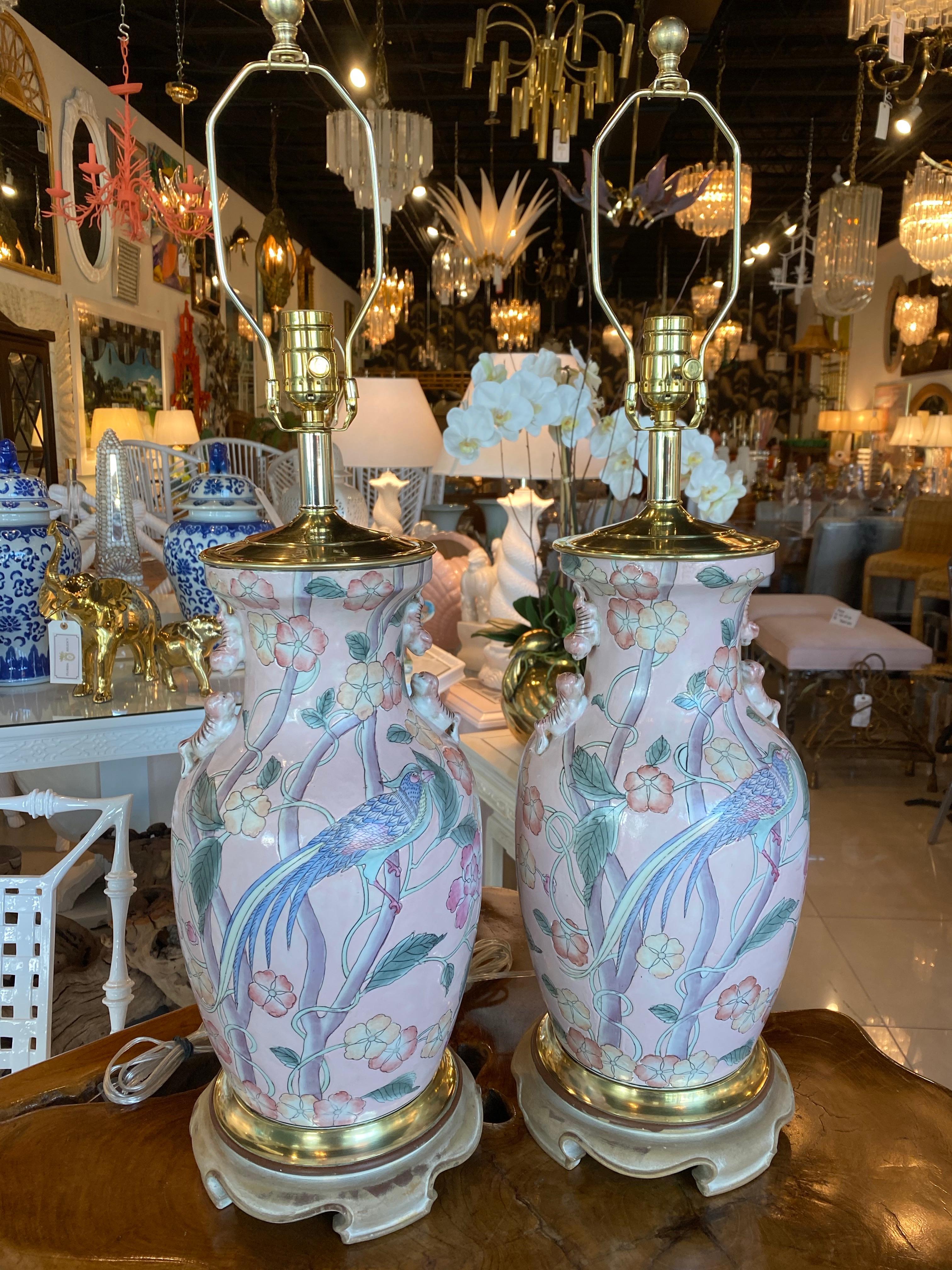 Paire de lampes de bureau vintage en forme de jarre à fleurs d'oiseau rose pâle de style chinoiseries en vente 4