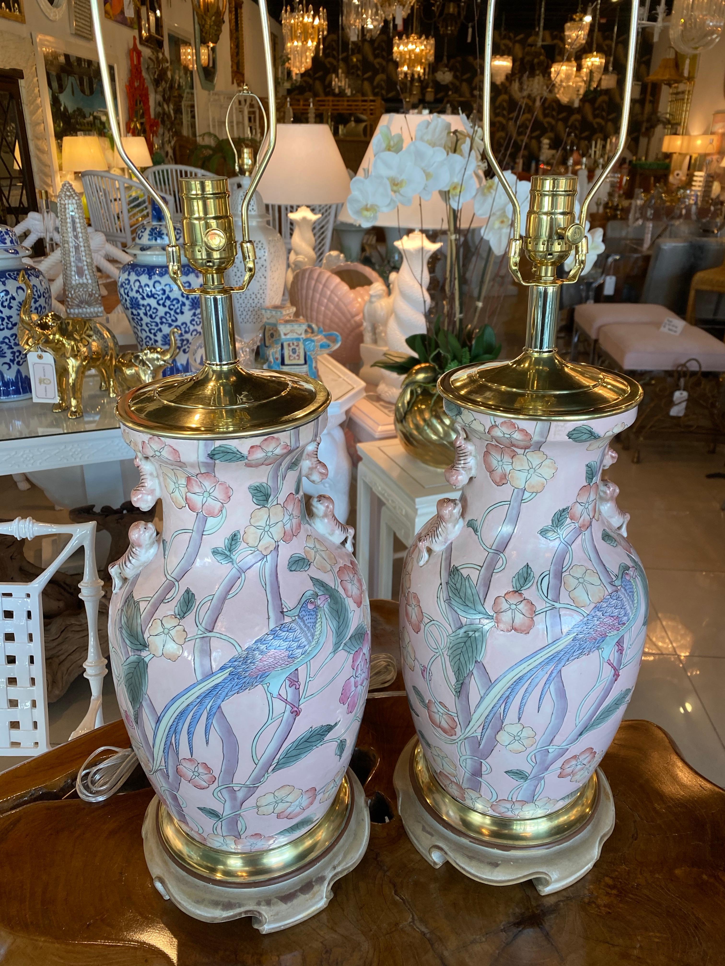 Paire de lampes de bureau vintage en forme de jarre à fleurs d'oiseau rose pâle de style chinoiseries en vente 5