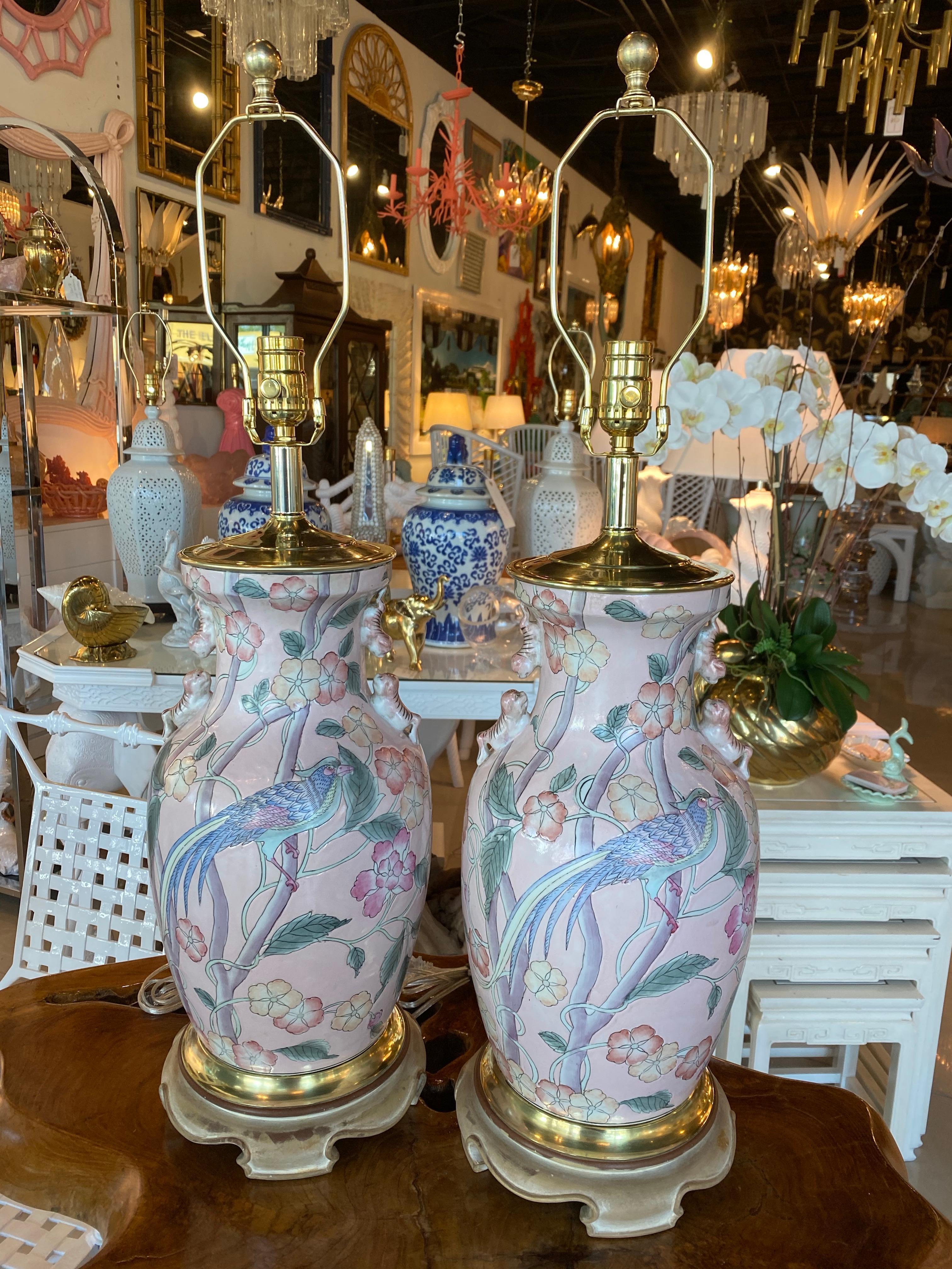 Paire de lampes de bureau vintage en forme de jarre à fleurs d'oiseau rose pâle de style chinoiseries en vente 6