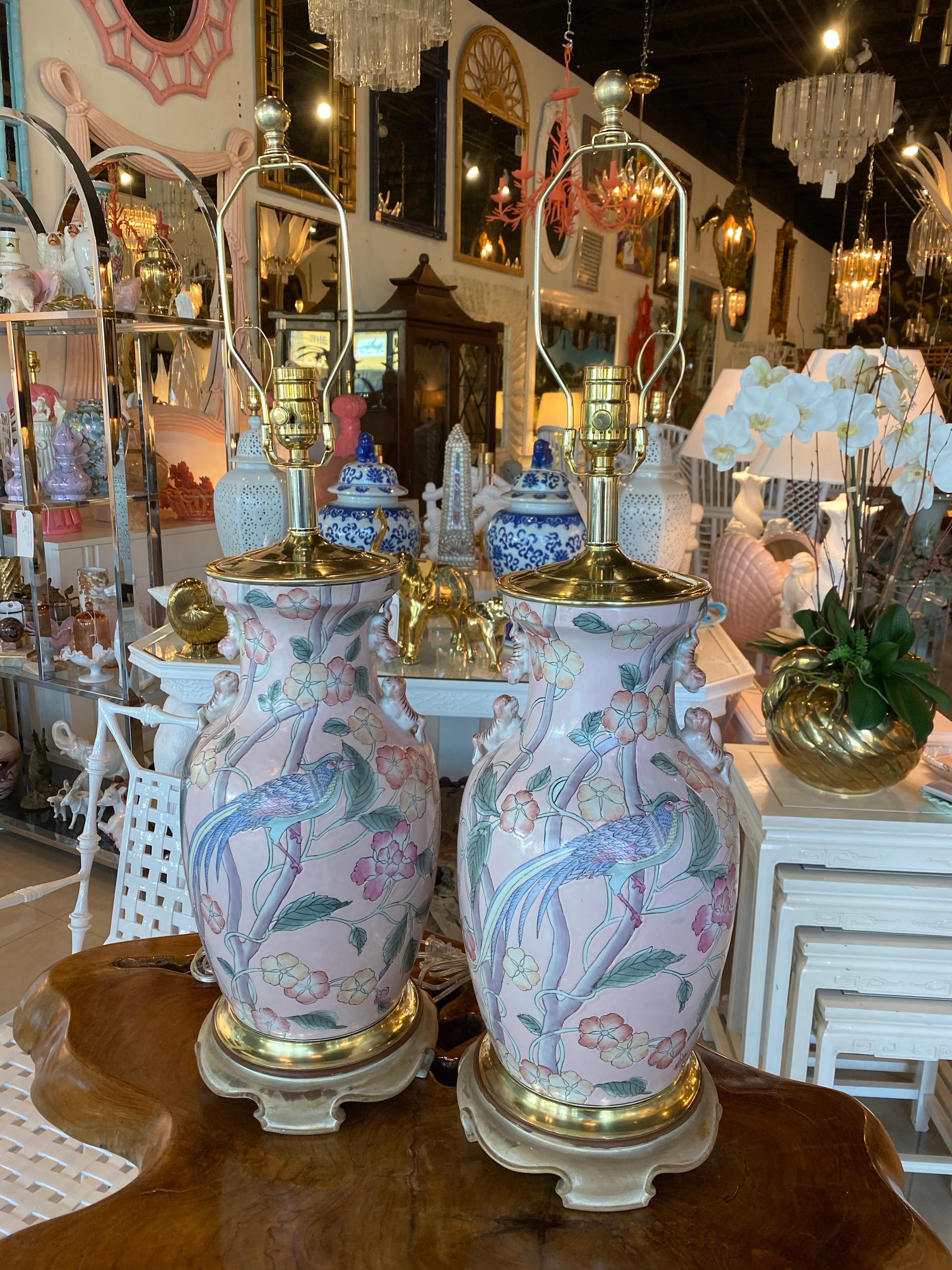 Paire de lampes de bureau vintage en forme de jarre à fleurs d'oiseau rose pâle de style chinoiseries en vente 7