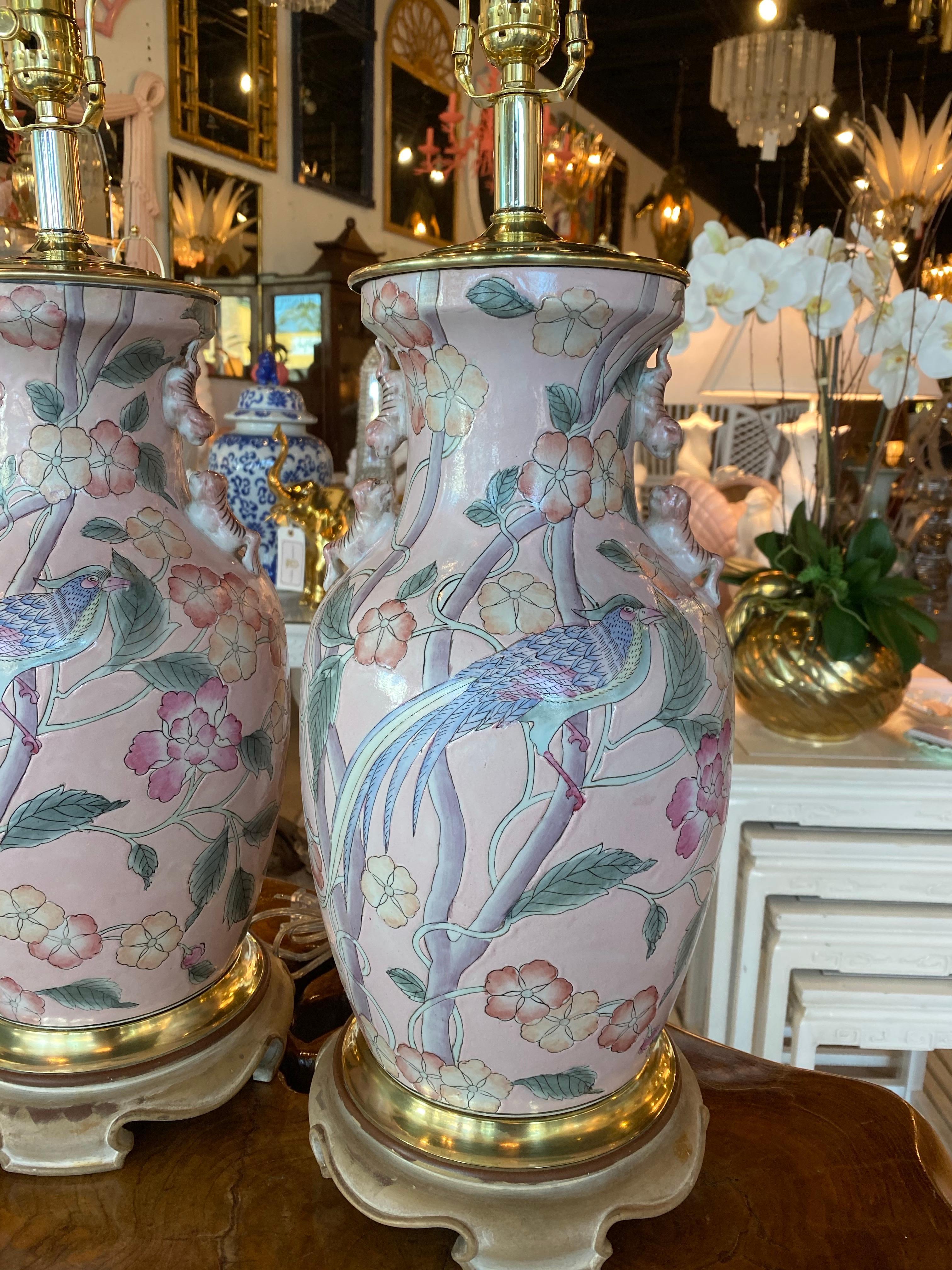 Paire de lampes de bureau vintage en forme de jarre à fleurs d'oiseau rose pâle de style chinoiseries en vente 8