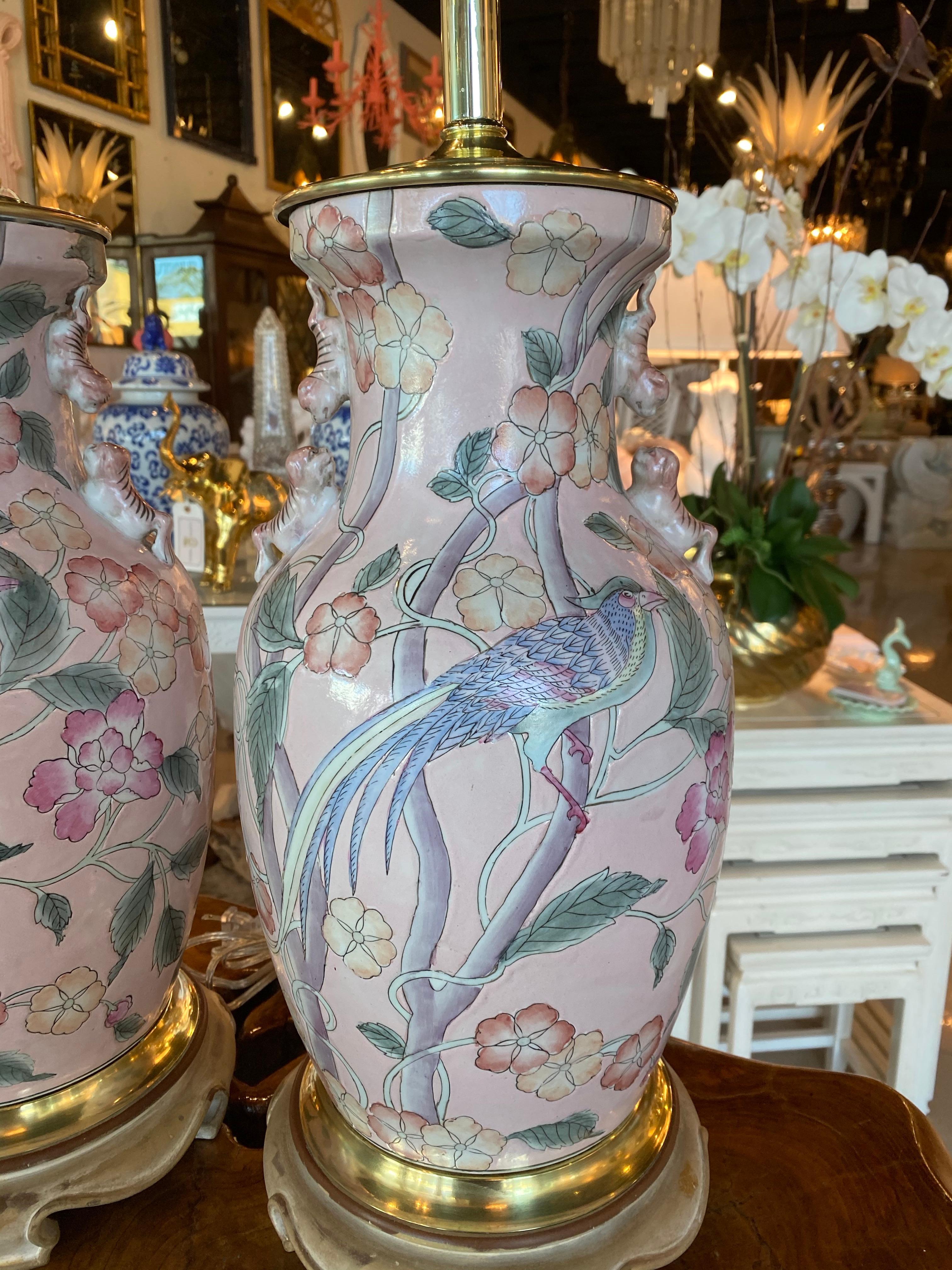 Paire de lampes de table vintage en forme de pot de gingembre, de style chinoiserie rose pâle. Oiseaux et motifs floraux. Le laiton a été poli. Les lampes ont été nouvellement câblées, toutes les ferrures en laiton sont neuves, les douilles à 3