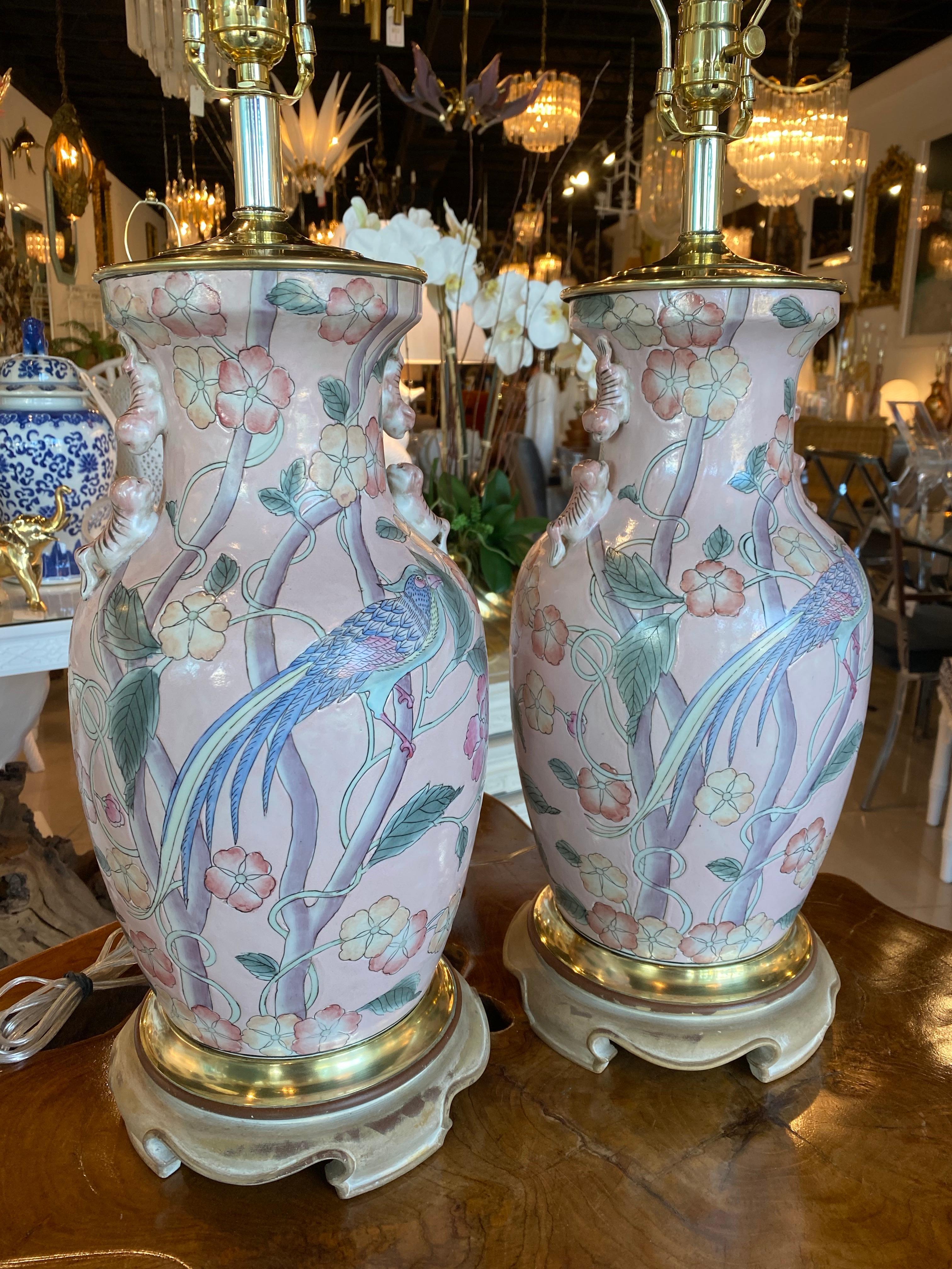 Fin du 20e siècle Paire de lampes de bureau vintage en forme de jarre à fleurs d'oiseau rose pâle de style chinoiseries en vente