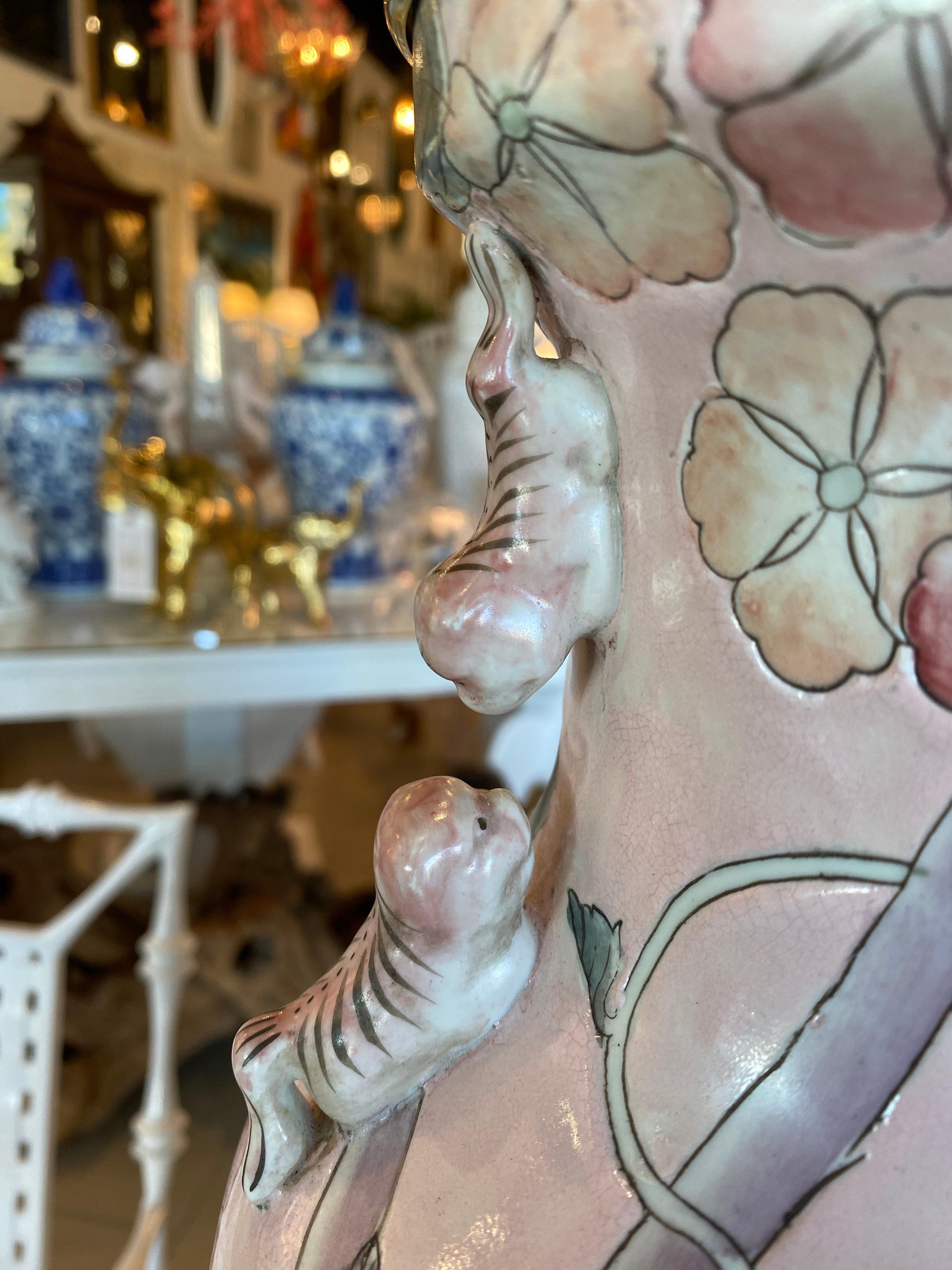 Laiton Paire de lampes de bureau vintage en forme de jarre à fleurs d'oiseau rose pâle de style chinoiseries en vente