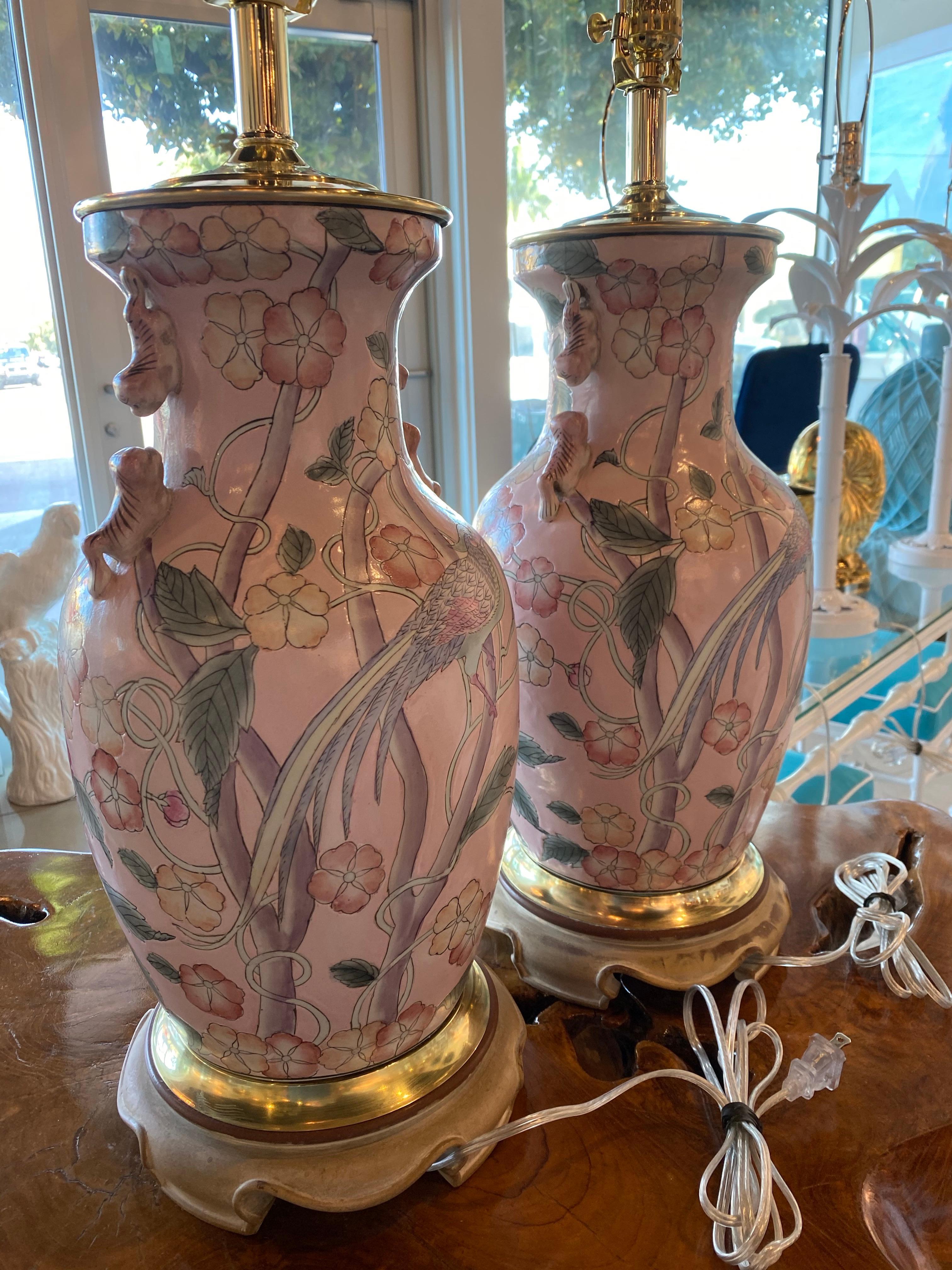 Paire de lampes de bureau vintage en forme de jarre à fleurs d'oiseau rose pâle de style chinoiseries en vente 2