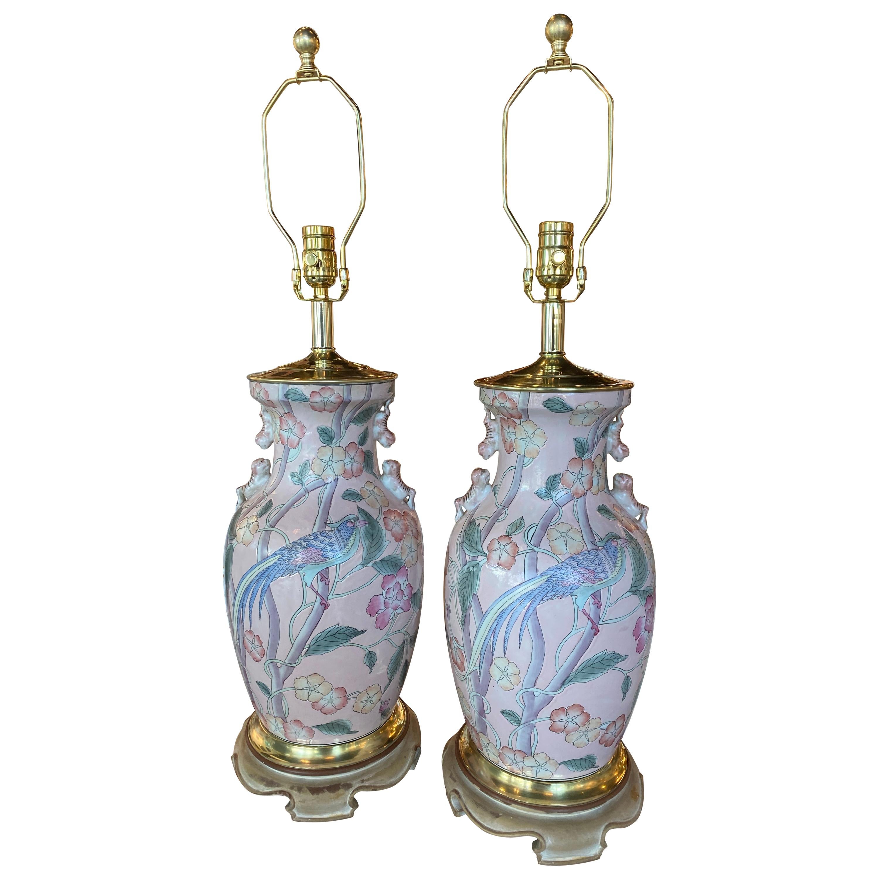 Paire de lampes de bureau vintage en forme de jarre à fleurs d'oiseau rose pâle de style chinoiseries en vente