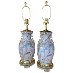 Coppia vintage di lampade da tavolo a vaso di zenzero in stile cineserie con uccelli rosa pallido