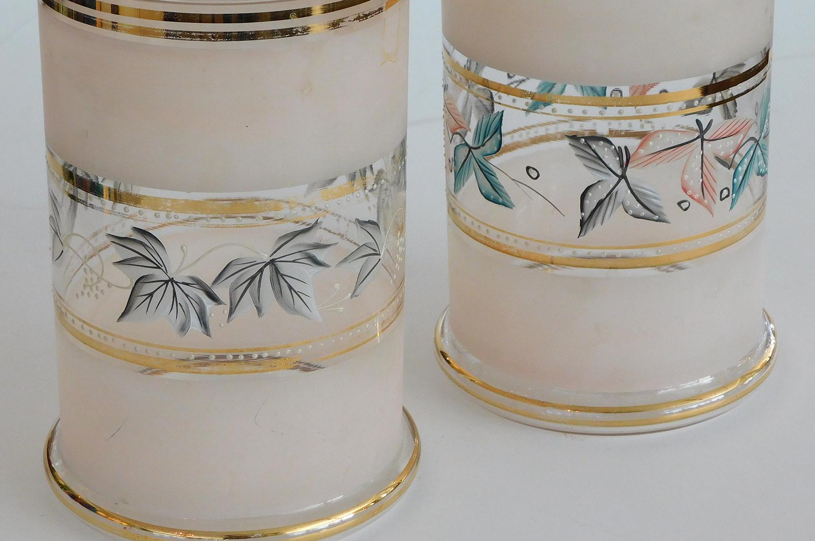 Paar blassrosa Apothekergefäße aus Milchglas mit Blattdekoration, Vintage (Amerikanische Klassik) im Angebot
