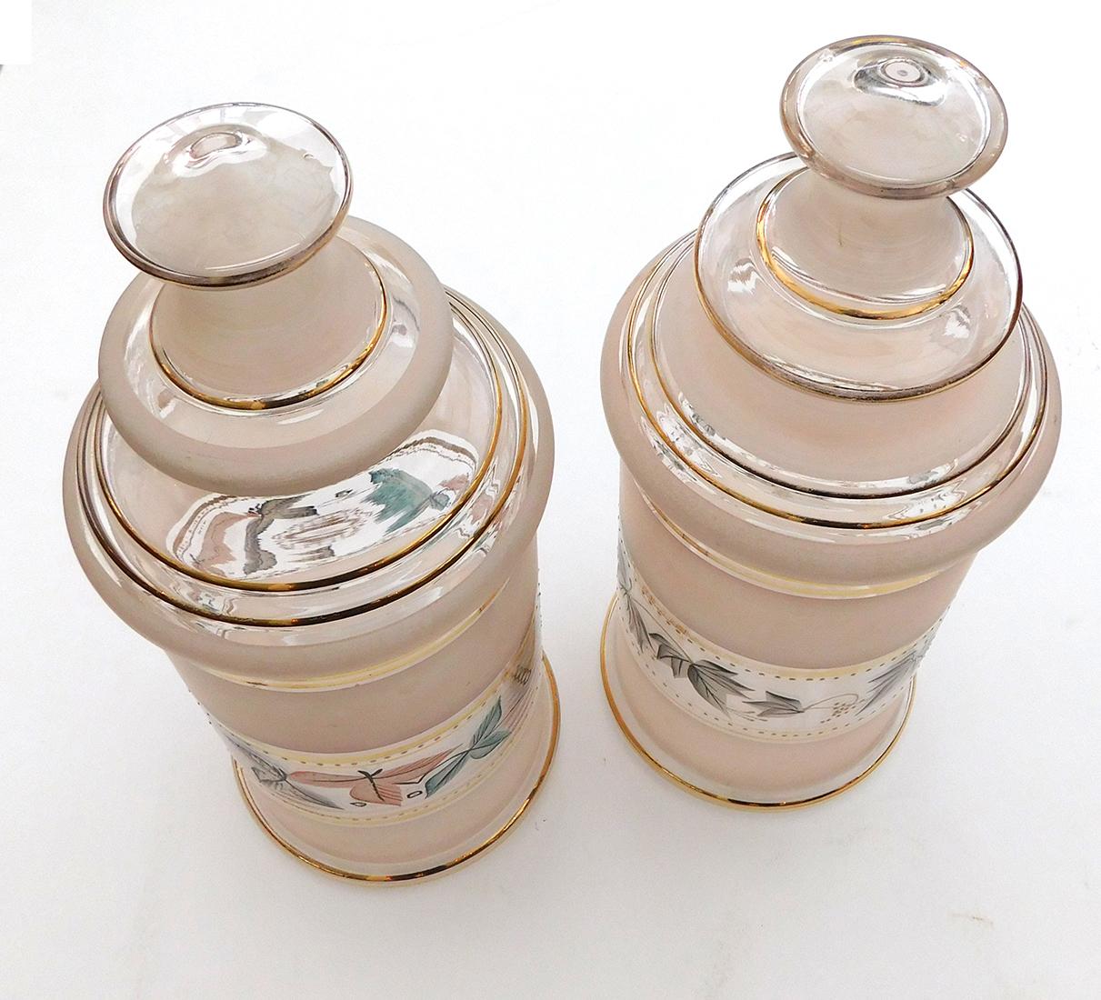 Paar blassrosa Apothekergefäße aus Milchglas mit Blattdekoration, Vintage (Glaskunst) im Angebot