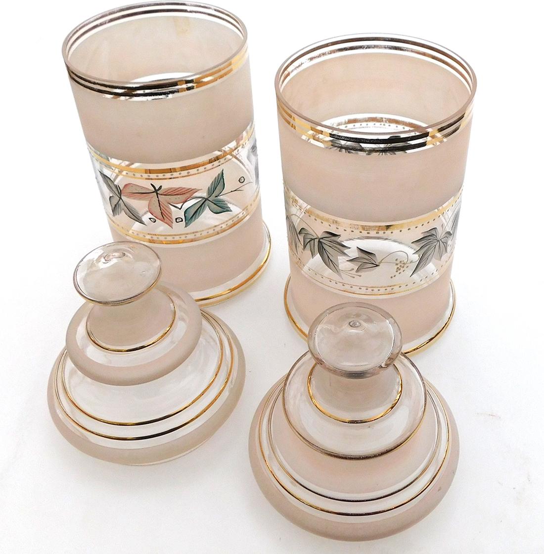 Paar blassrosa Apothekergefäße aus Milchglas mit Blattdekoration, Vintage im Angebot 1
