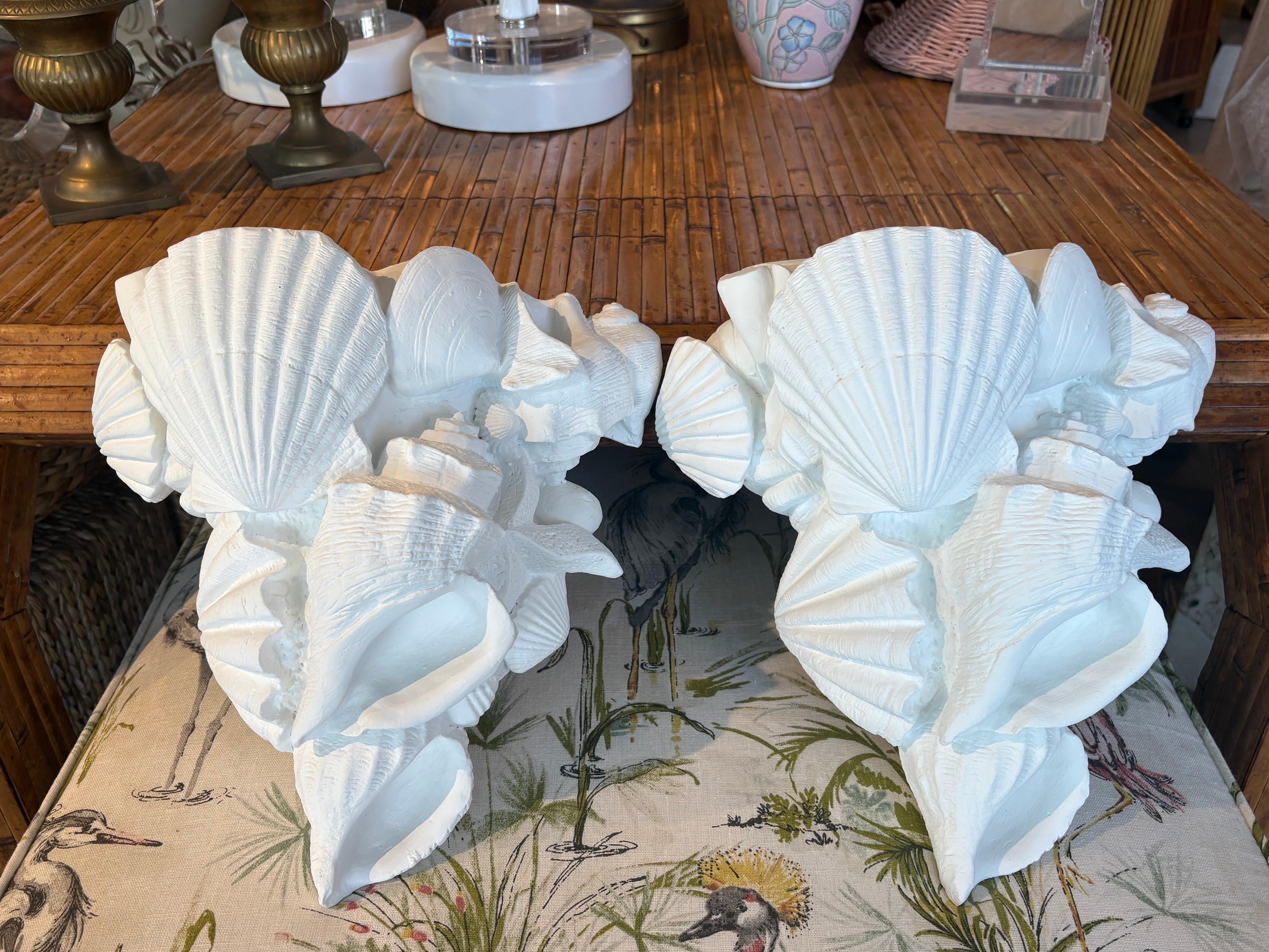 Paar weiße Vintage-Wandleuchter aus Palm Beach Muschel-Muschel-Muschel-Muschelschalen, lackiert, weiß (Hollywood Regency) im Angebot