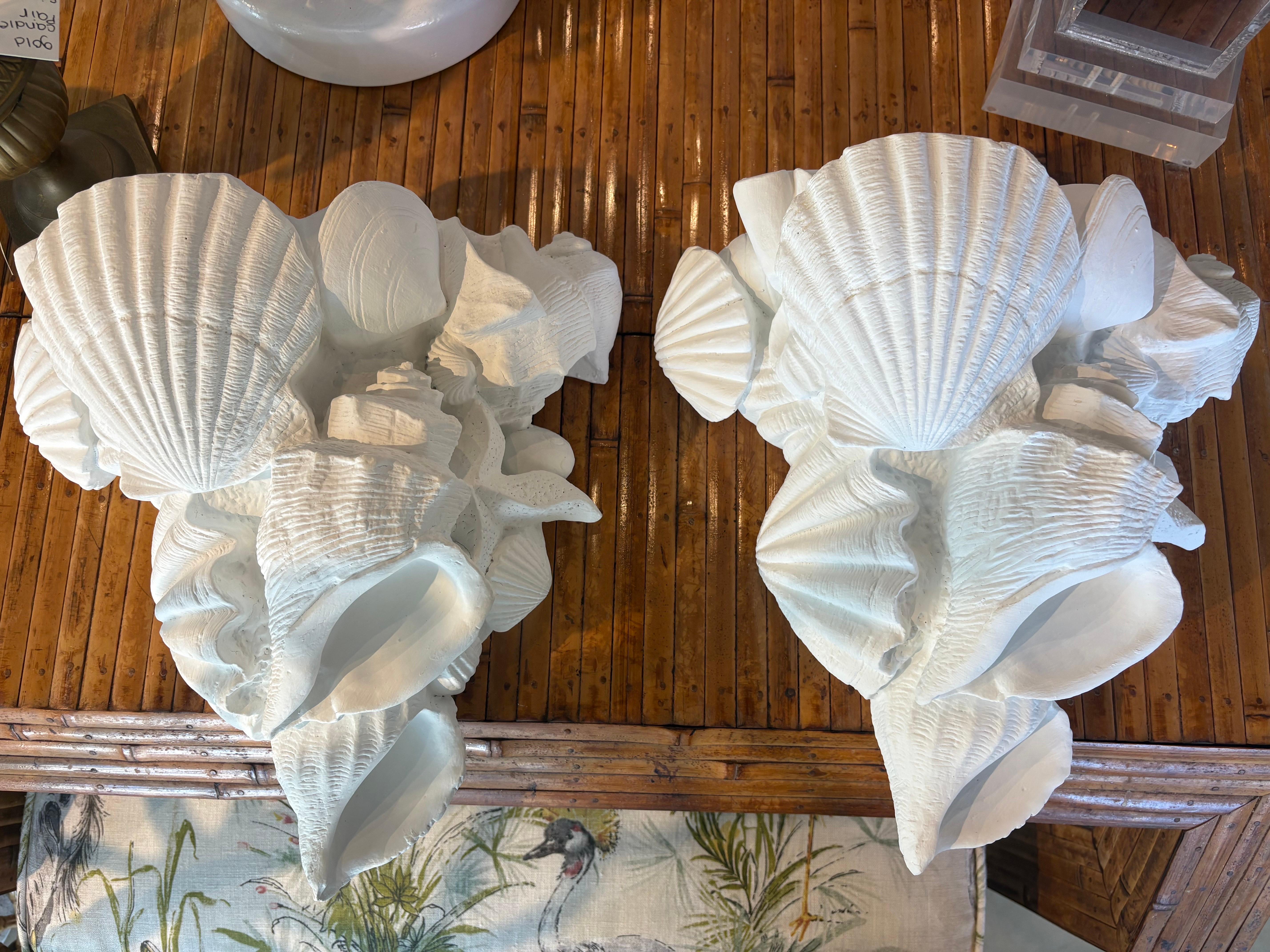 Paar weiße Vintage-Wandleuchter aus Palm Beach Muschel-Muschel-Muschel-Muschelschalen, lackiert, weiß (amerikanisch) im Angebot