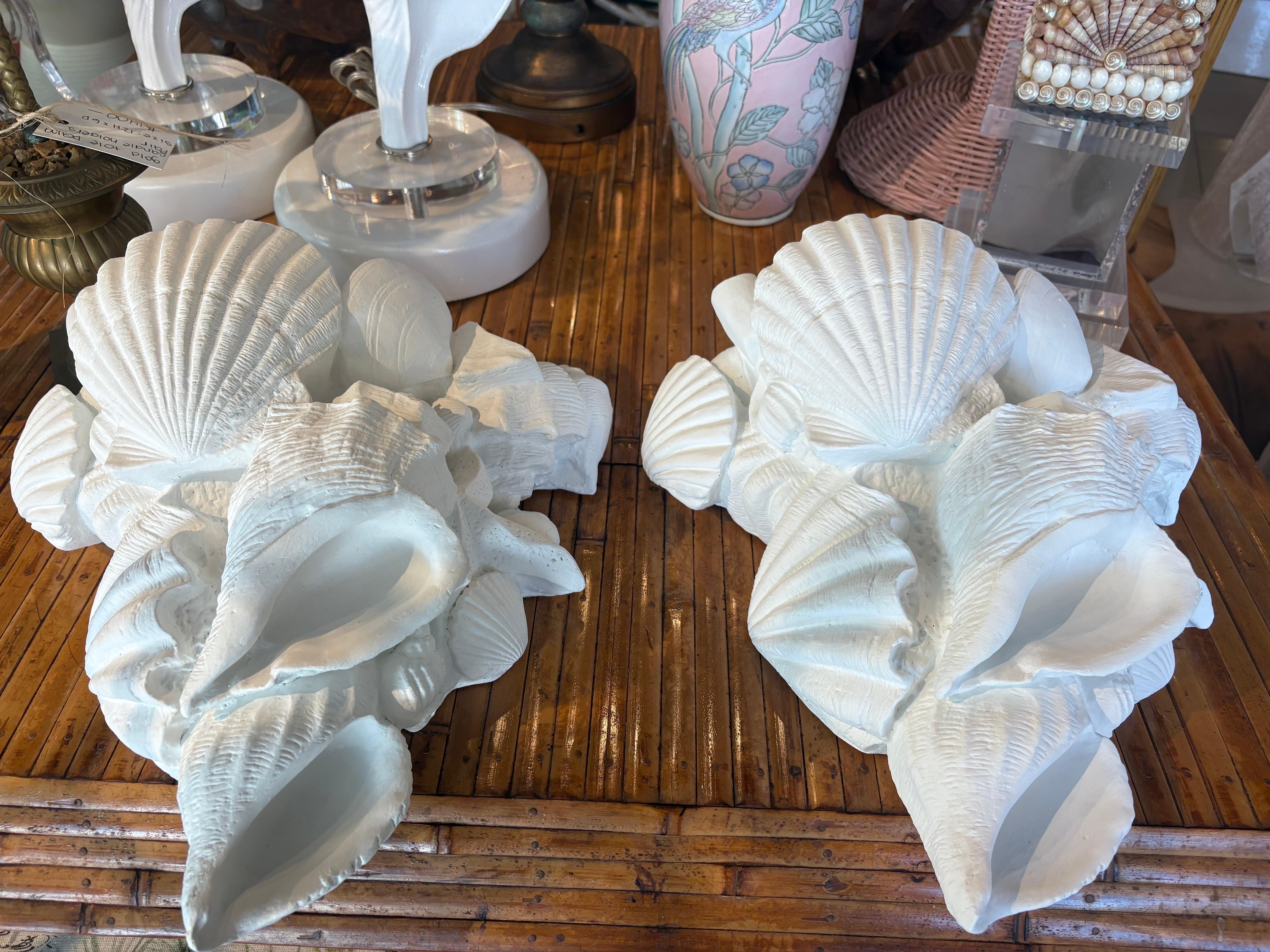 Paar weiße Vintage-Wandleuchter aus Palm Beach Muschel-Muschel-Muschel-Muschelschalen, lackiert, weiß im Zustand „Gut“ im Angebot in West Palm Beach, FL