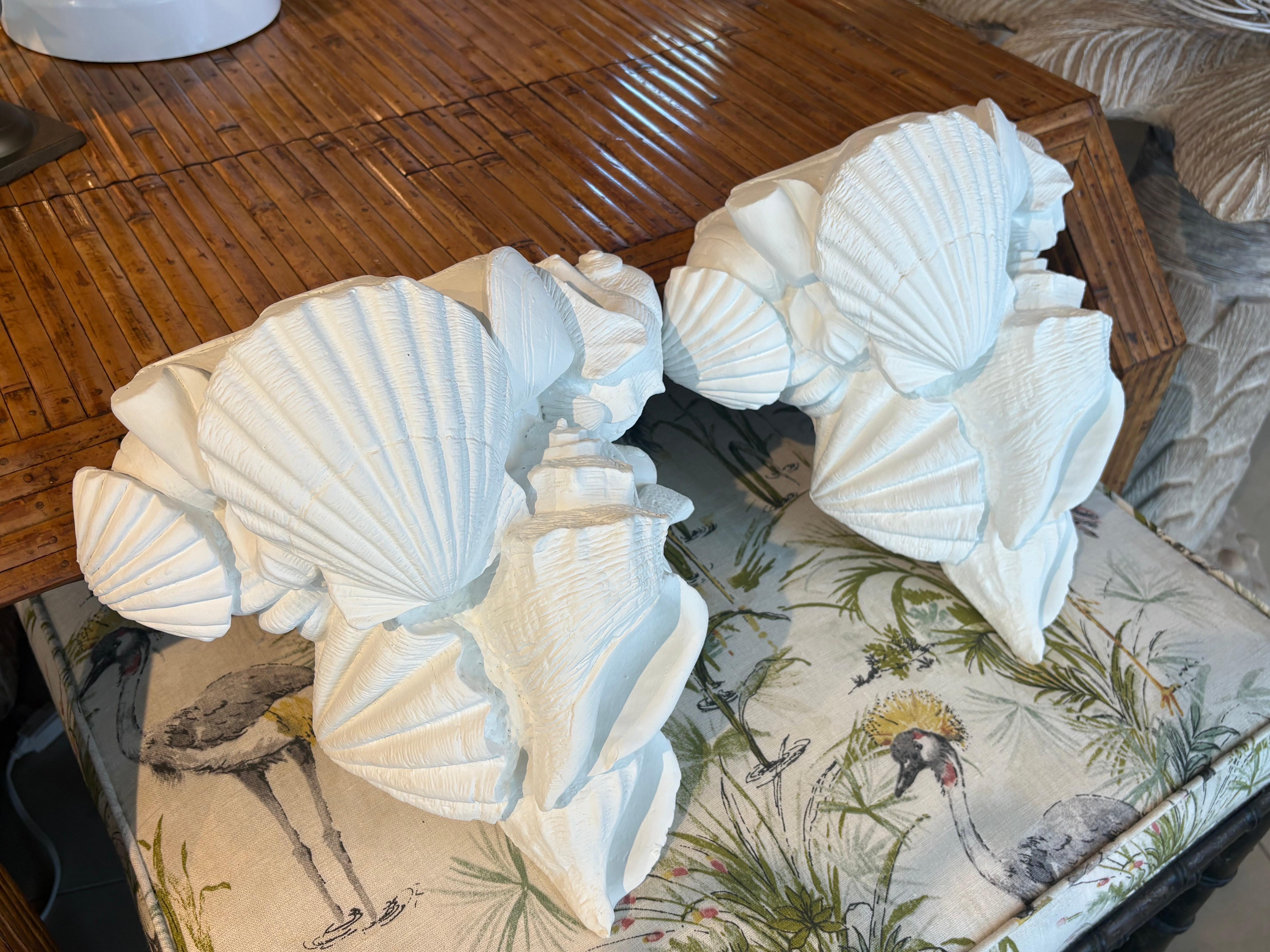 Paar weiße Vintage-Wandleuchter aus Palm Beach Muschel-Muschel-Muschel-Muschelschalen, lackiert, weiß im Angebot 1