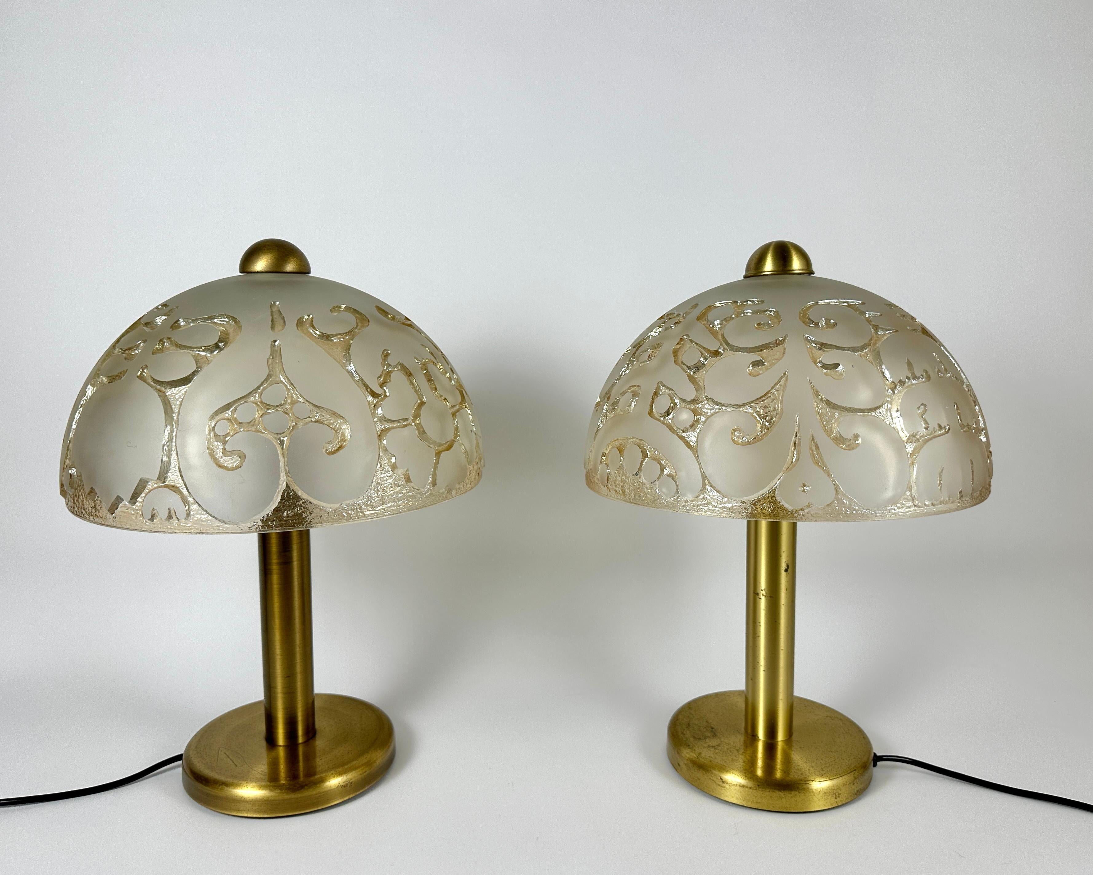 Large and heavy Table Lamps in Glass and Brass by Peill & Putzler, Germany, 1970s, Set of 2.

Thick cognac coloured engraved glass shade with flowers
and leaves in relief. Brass base.

The stable round base ensures safety and comfort of use of the